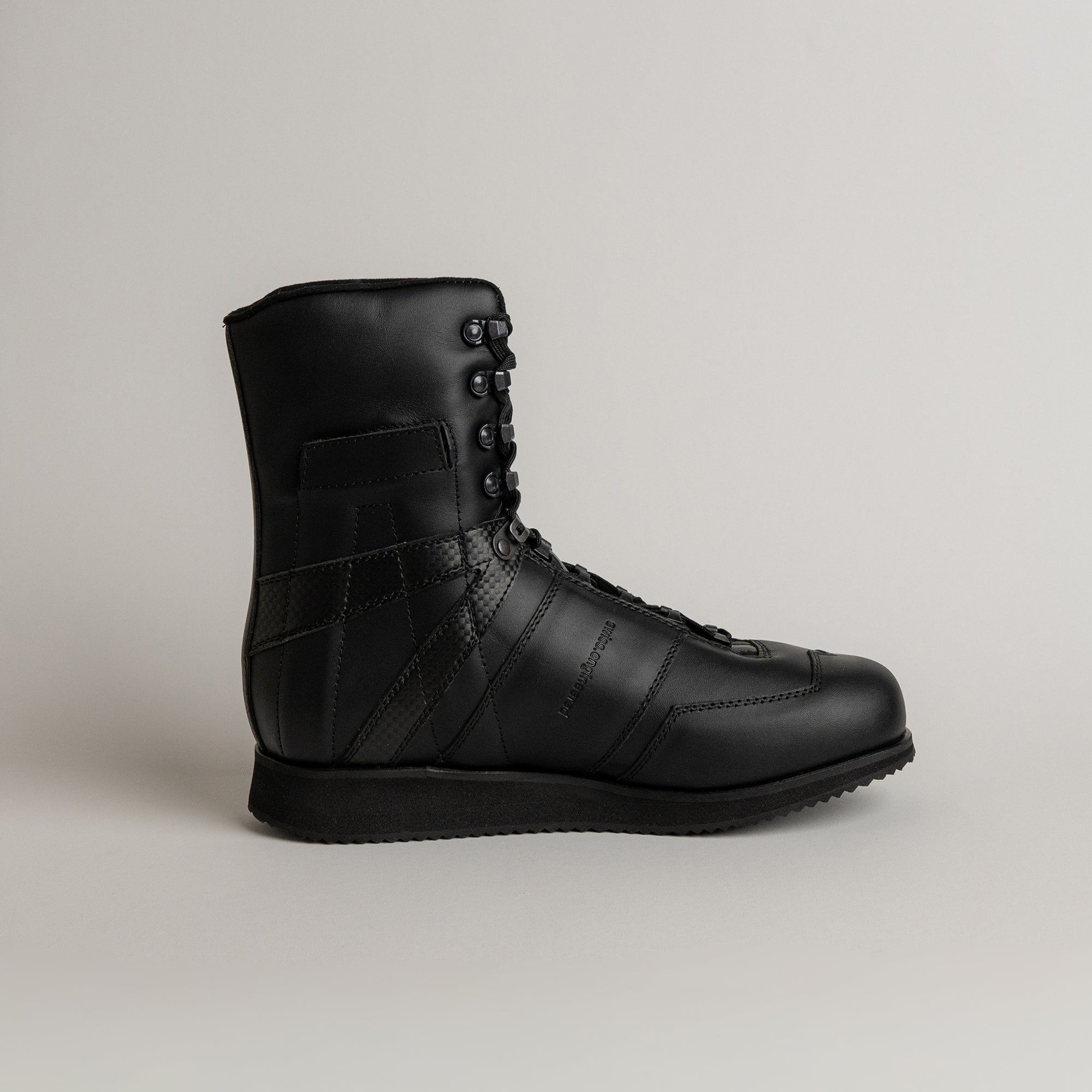 Schwarzer Lederstiefel von Kuenzli Schuhe, seitlich abgebildet auf neutralem Hintergrund.