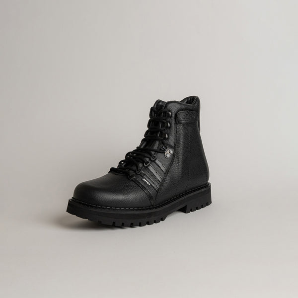 Schwarzer Lederstiefel von Kuenzli Schuhe auf neutralem Hintergrund, ideal für Outdoor-Aktivitäten.