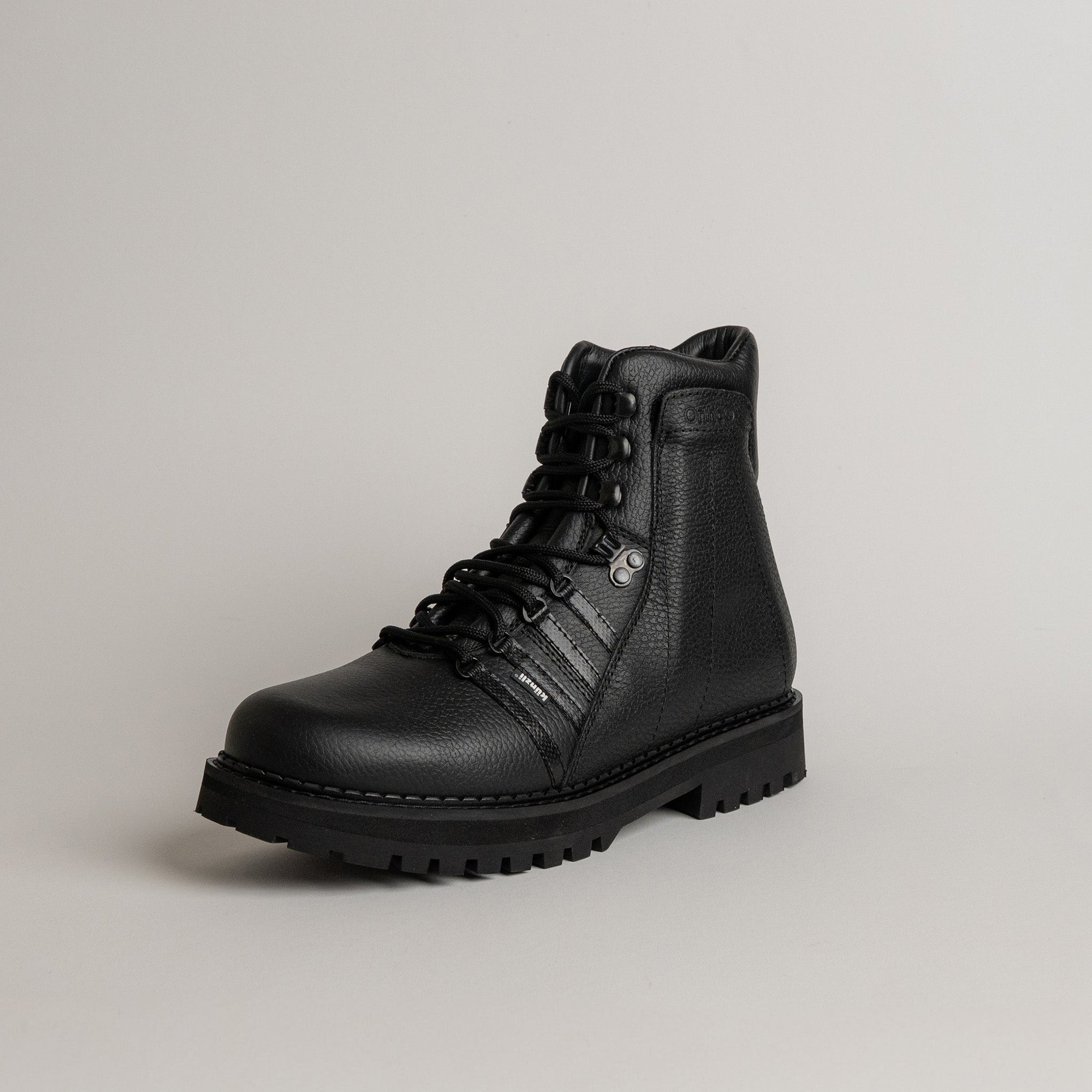 Schwarzer Lederstiefel von Kuenzli Schuhe mit robuster Sohle und Schnürung.