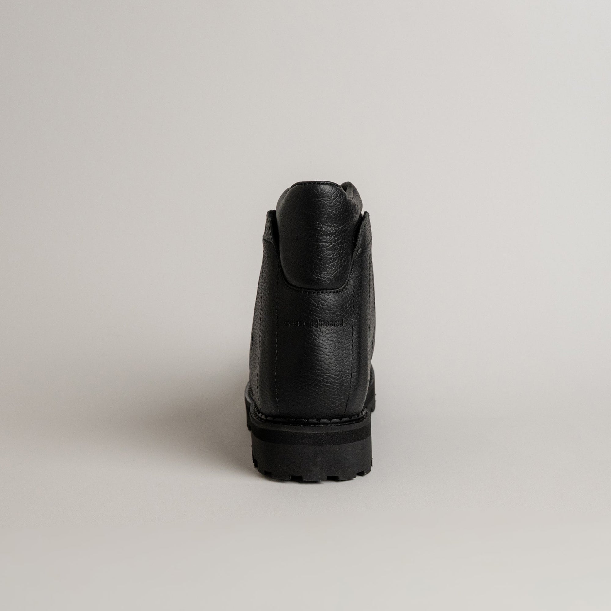 Schwarzer Lederschuh von Kuenzli Schuhe, robust und stilvoll, auf neutralem Hintergrund.