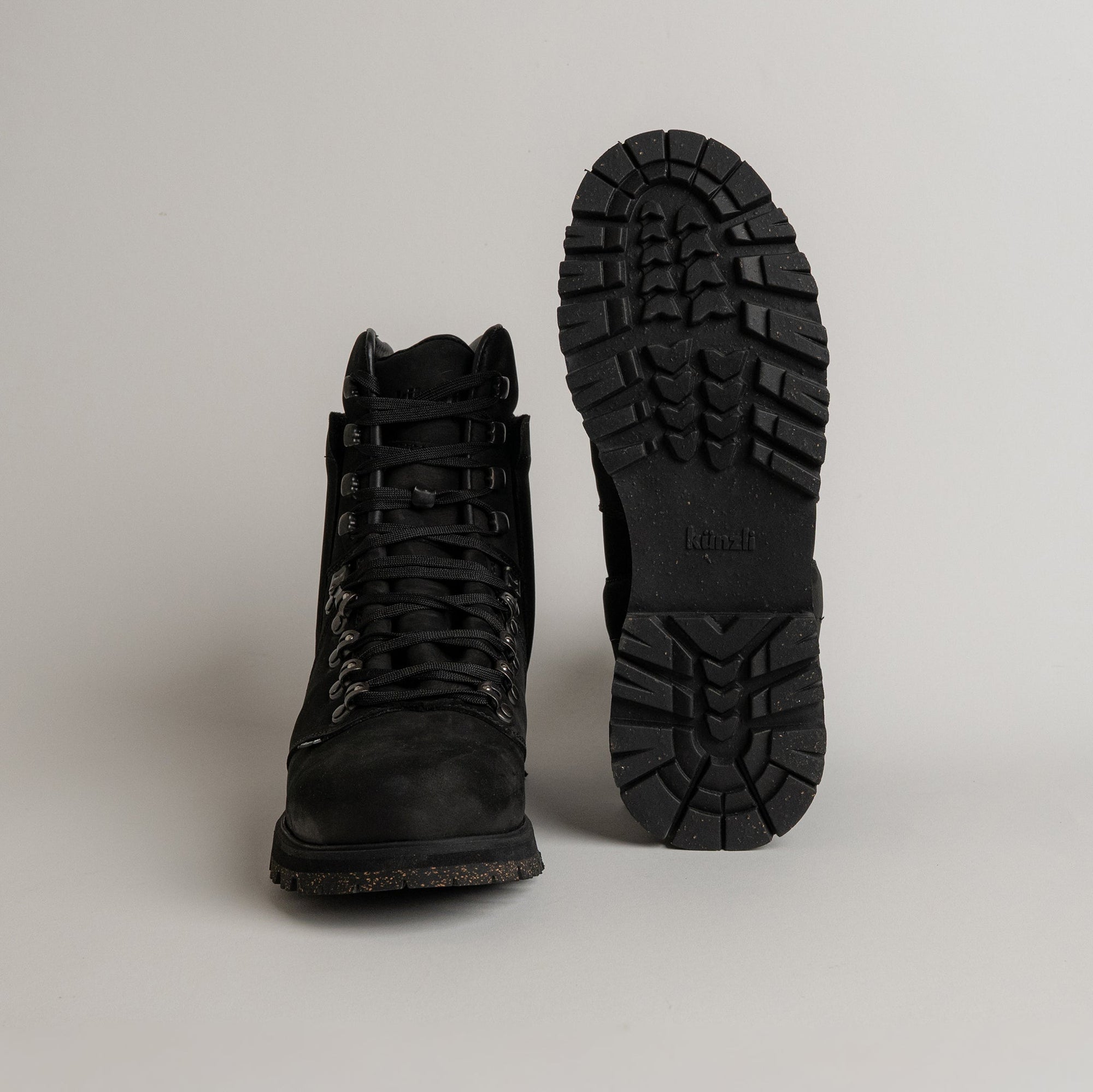 Schwarze Wanderschuhe von Kuenzli Schuhe mit robuster Sohle, ideal für Outdoor-Aktivitäten.