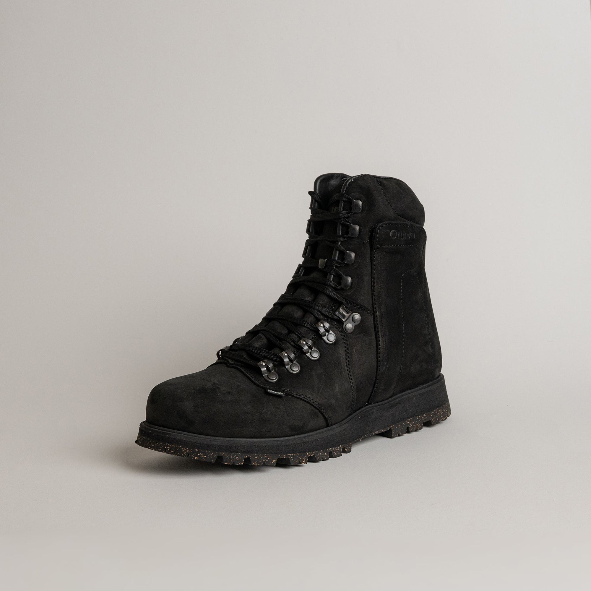 Ein schwarzer Wanderstiefel von Kuenzli Schuhe aus robustem Leder mit stabiler Sohle.