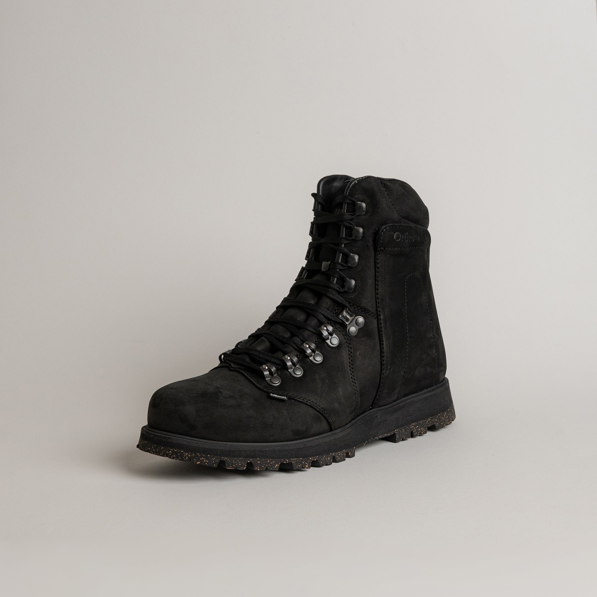 Schwarzer Lederstiefel von Kuenzli Schuhe auf grauem Hintergrund, ideal für Outdoor-Aktivitäten.