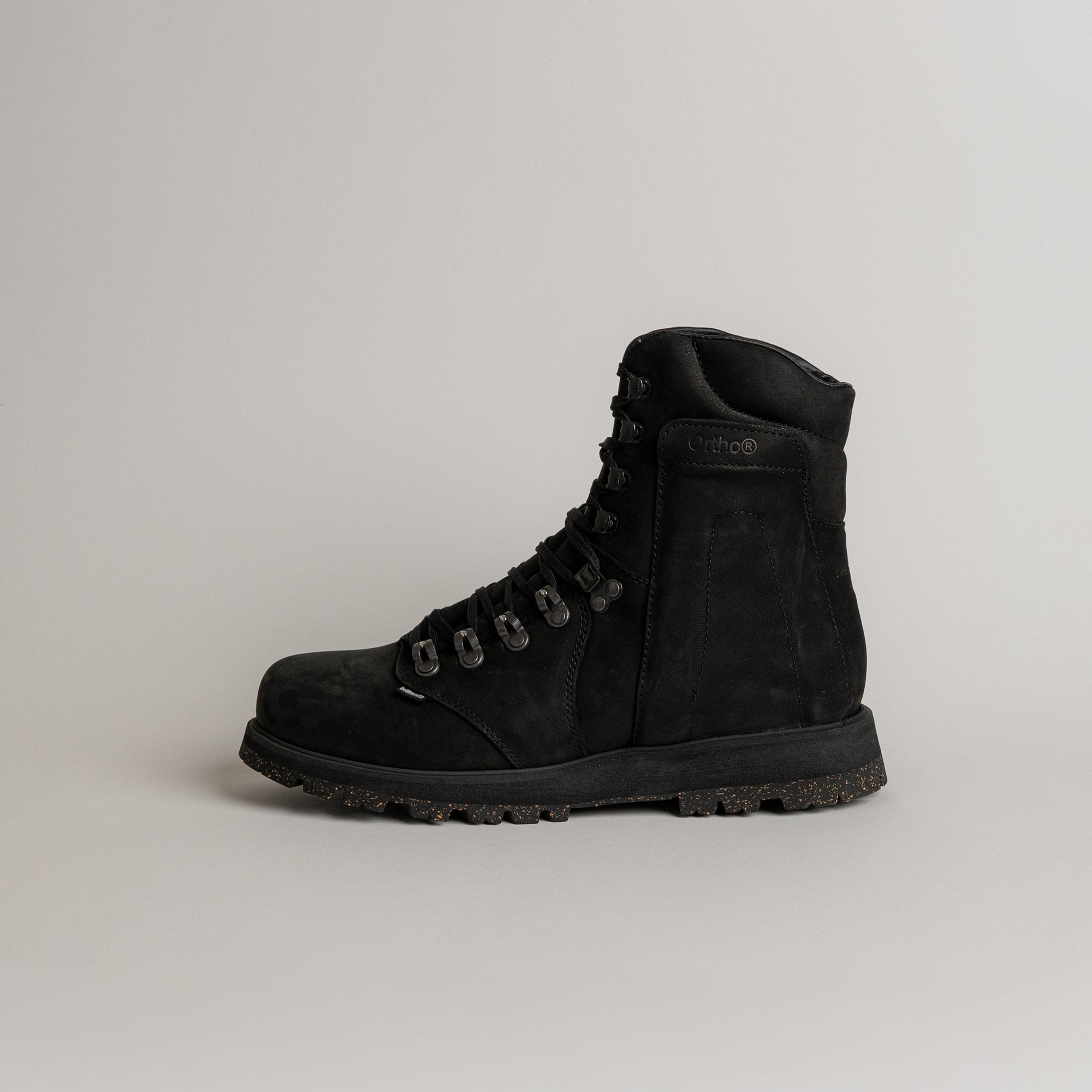 Schwarzer Lederstiefel von Kuenzli Schuhe mit robuster Sohle, ideal für Outdoor-Aktivitäten.