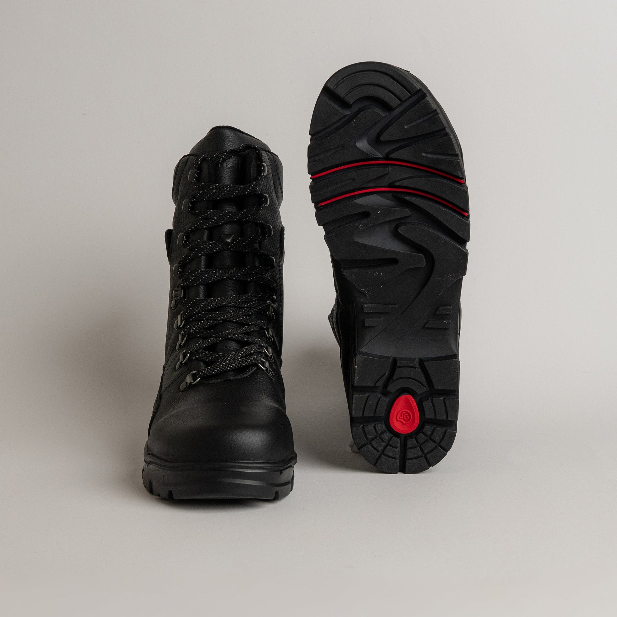 Schwarze Kuenzli Schuhe mit robustem Profil, ideal für Outdoor-Aktivitäten und Waldtraining.