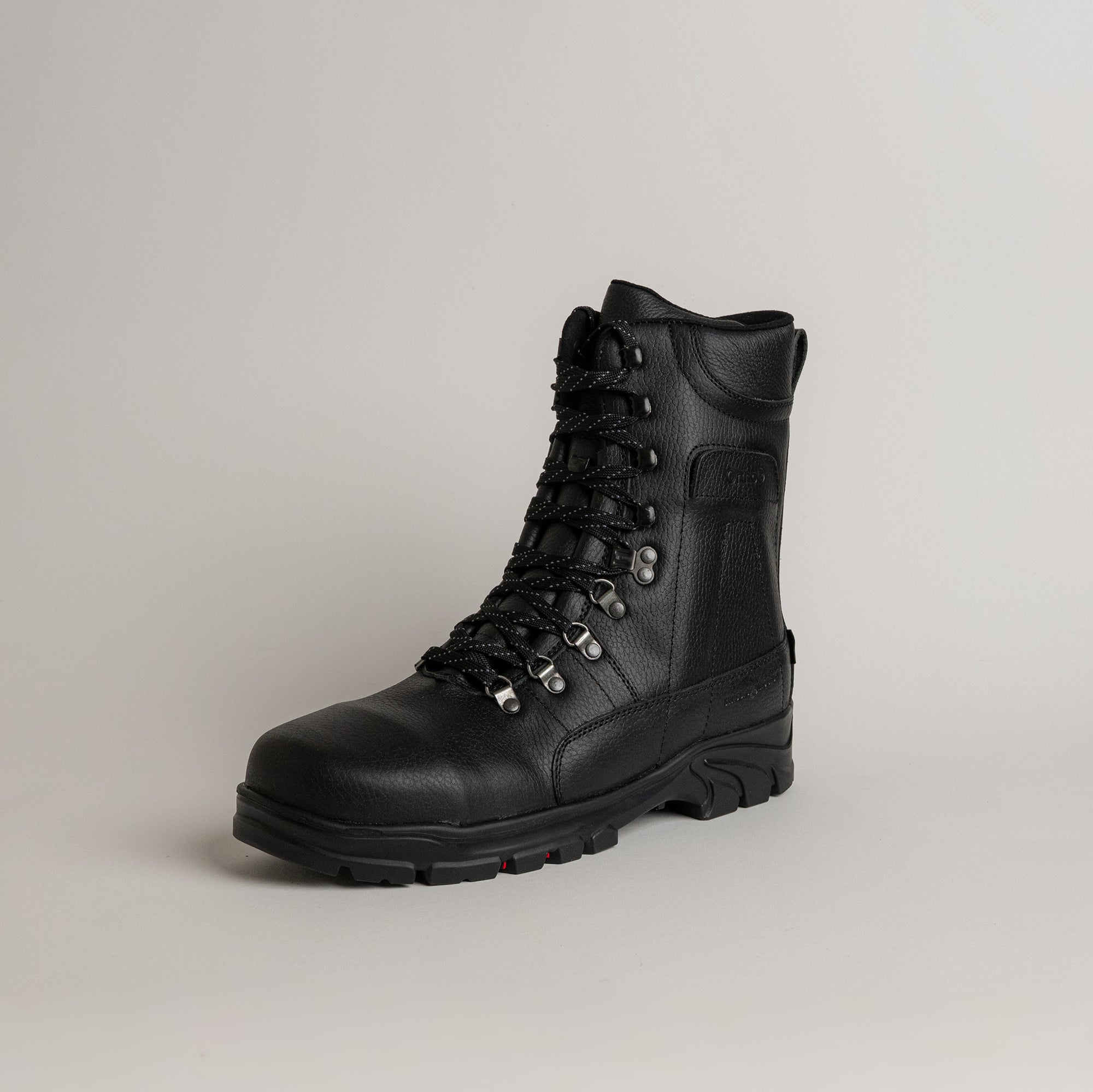 Schwarzer Lederstiefel von Kuenzli Schuhe mit robuster Sohle und Schnürung.