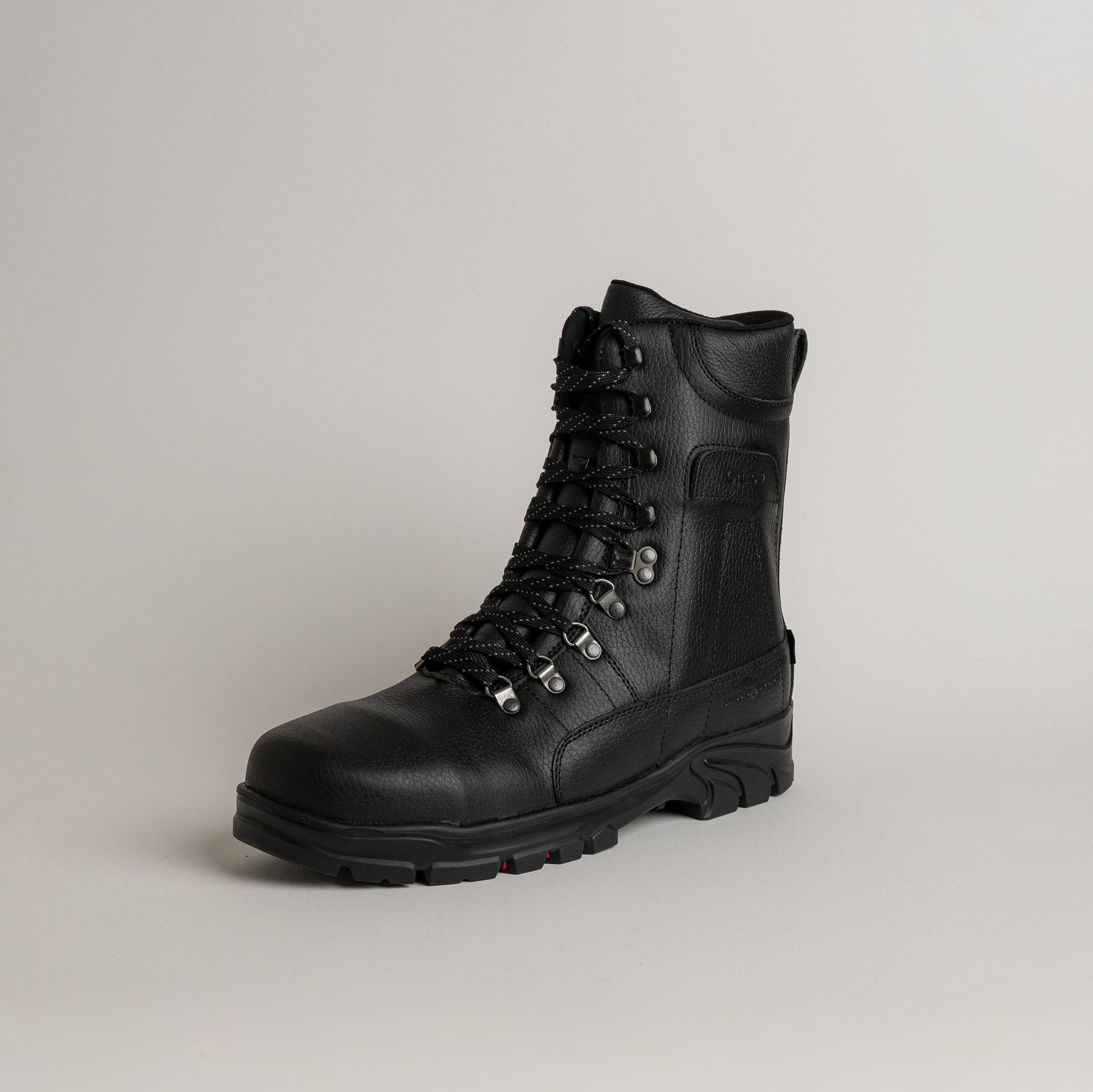 Schwarzer Lederstiefel von Kuenzli Schuhe, ideal für Outdoor-Aktivitäten und robusten Einsatz.