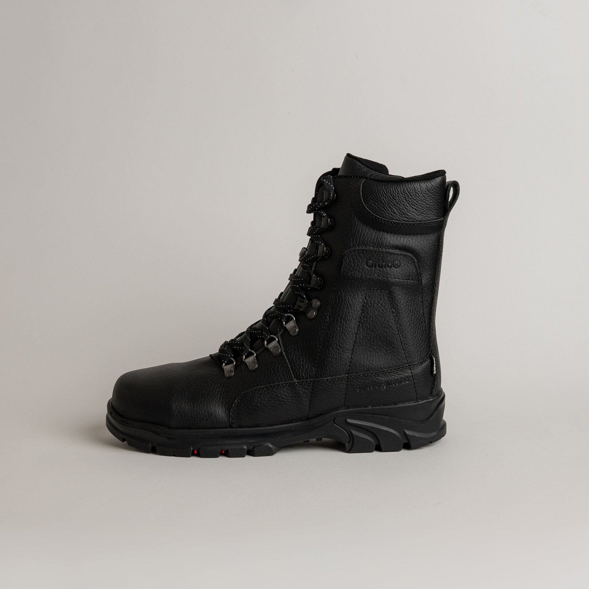 Schwarzer Lederstiefel von Kuenzli Schuhe, ideal für Outdoor-Aktivitäten und robusten Einsatz.