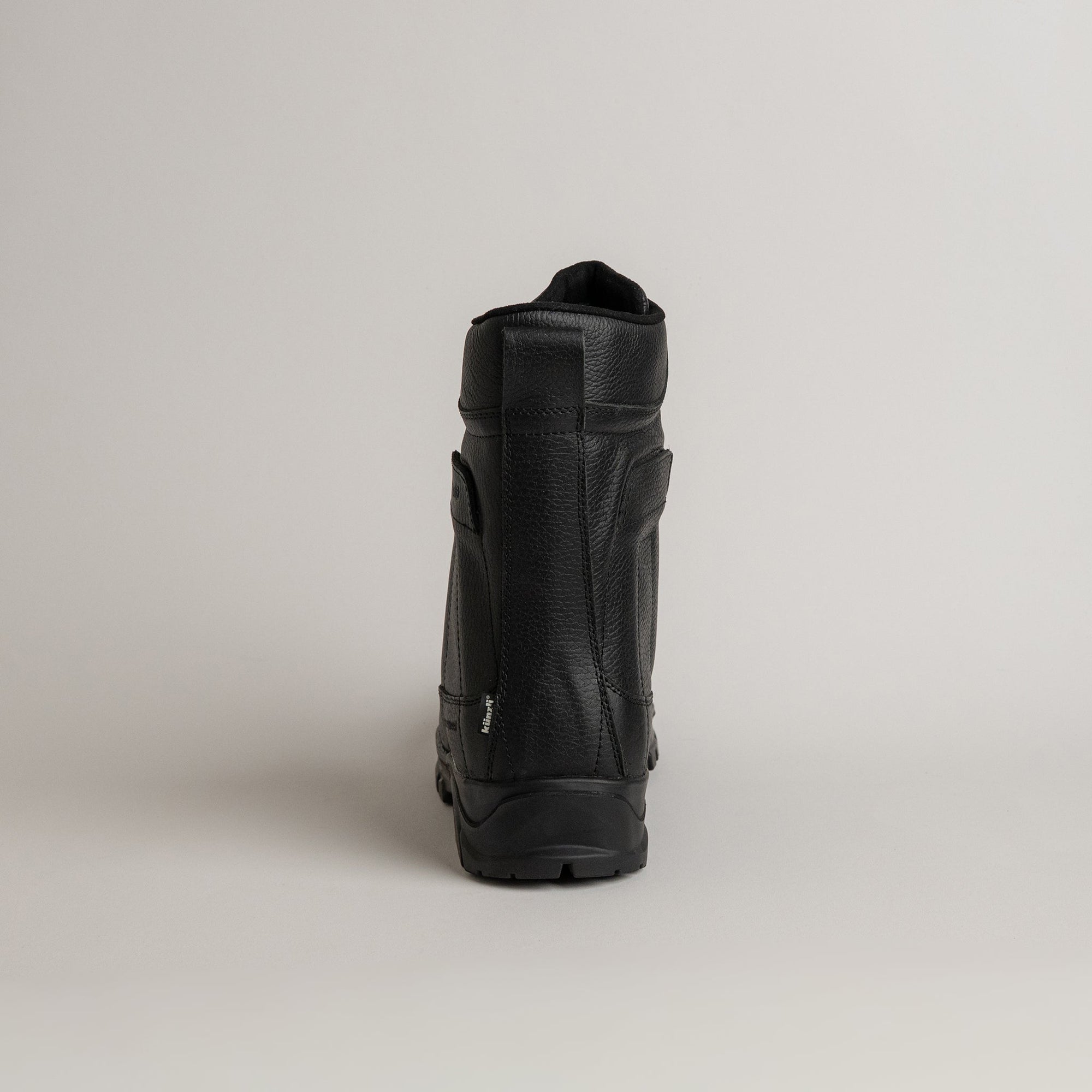 Ein schwarzer Kuenzli Schuhe Stiefel aus Leder, seitlich fotografiert auf neutralem Hintergrund.