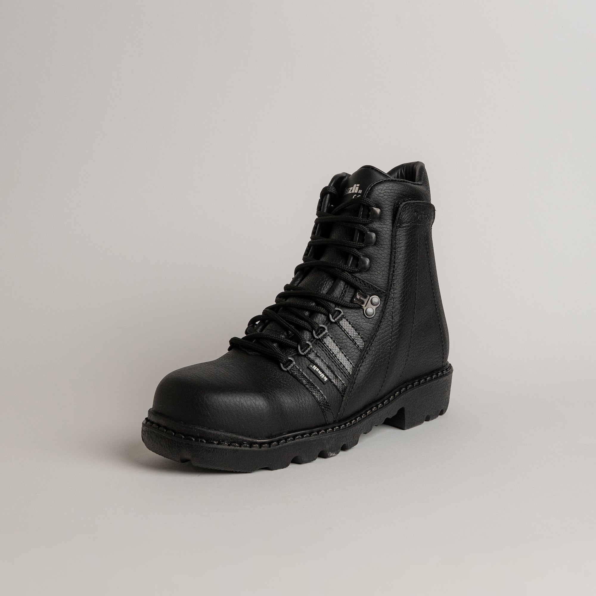 Schwarzer Lederstiefel von Kuenzli Schuhe auf grauem Hintergrund, ideal für Outdoor-Aktivitäten.