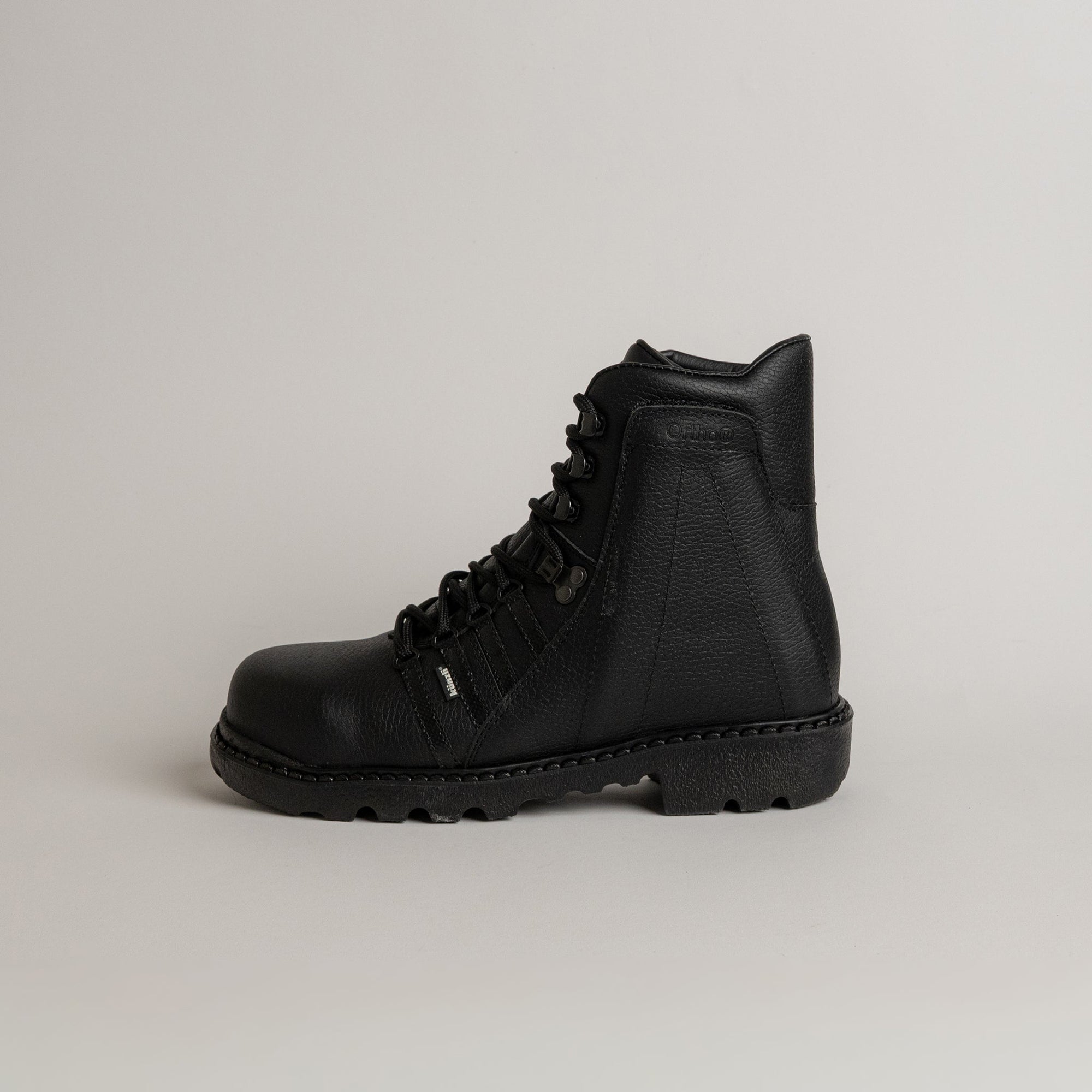 Schwarzer Lederstiefel von Kuenzli Schuhe auf neutralem Hintergrund, ideal für Outdoor-Aktivitäten.