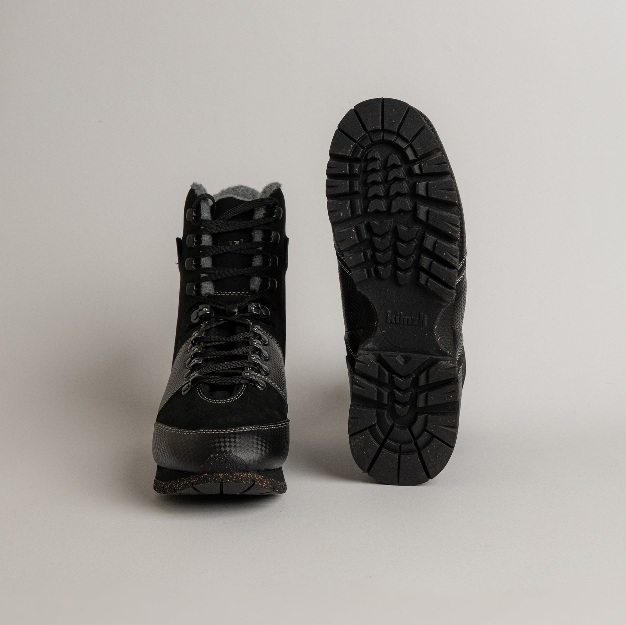 Schwarze Kuenzli Schuhe mit robuster Sohle, ideal für Outdoor-Aktivitäten und Waldtraining.