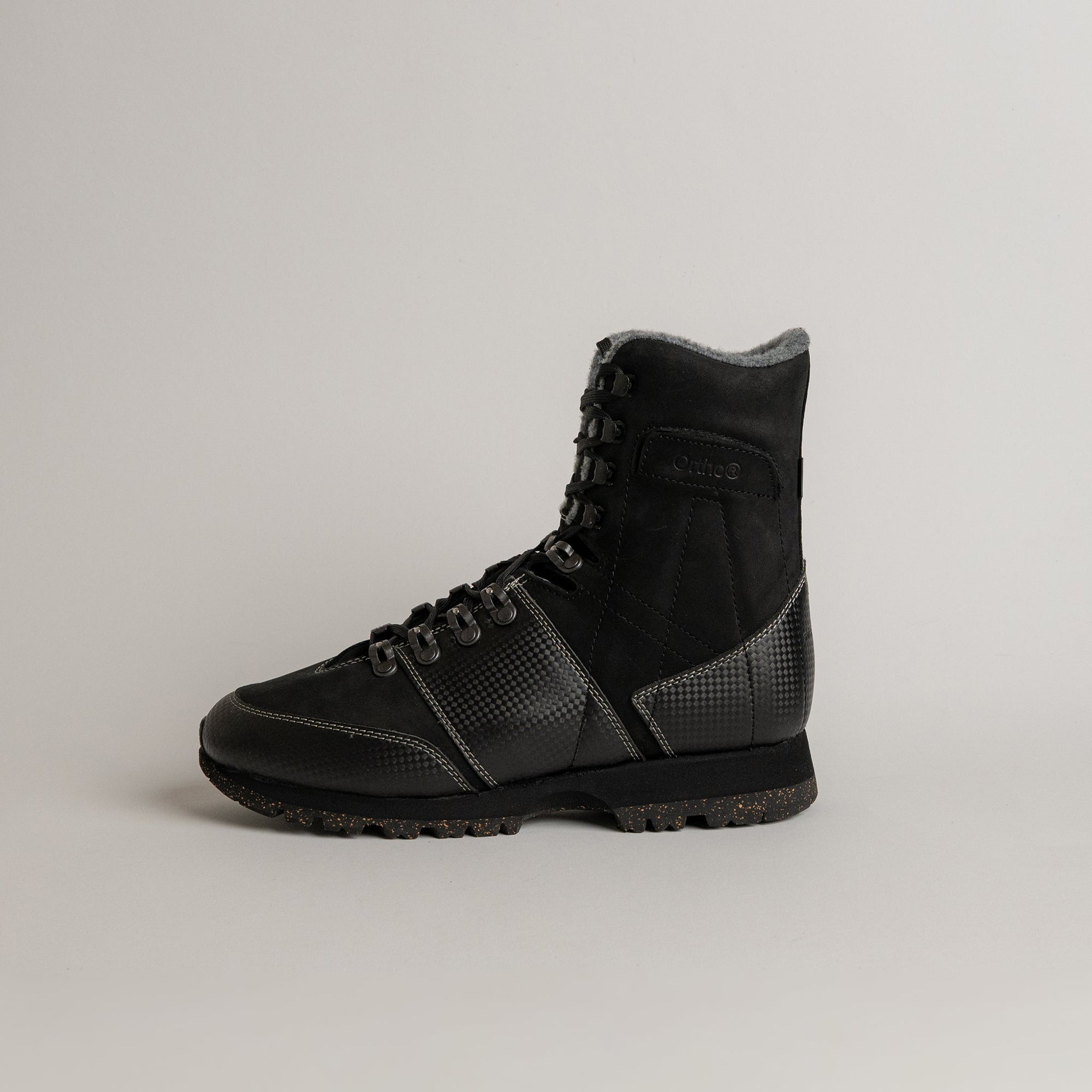 Ein schwarzer Winterstiefel von Kuenzli Schuhe mit robustem Profil und Schnürung.