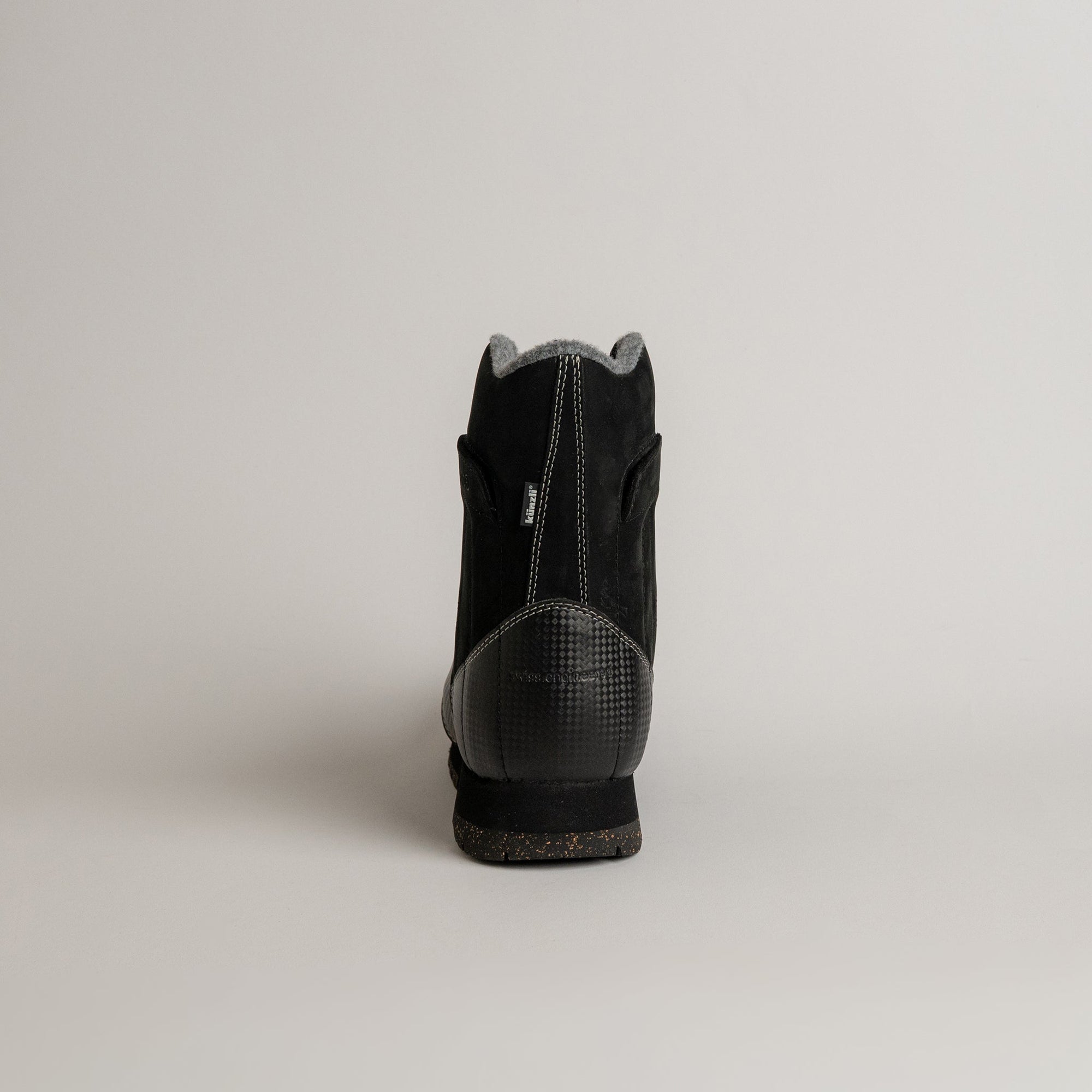 Schwarzer Kuenzli Schuh aus Leder mit grauem Innenfutter, ideal für Winterwetter.