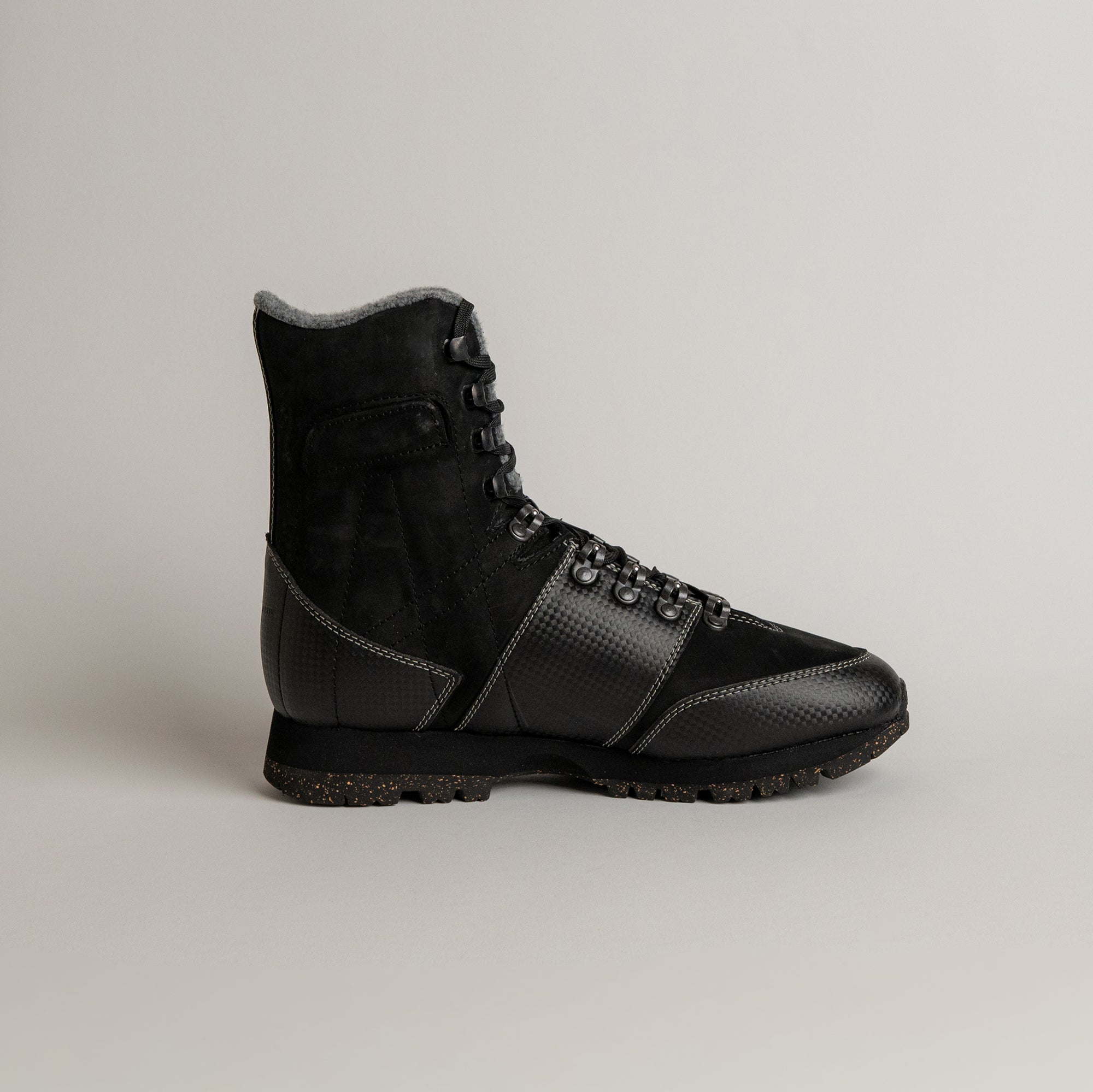 Schwarzer Lederstiefel von Kuenzli Schuhe mit robustem Design und strukturierter Oberfläche.