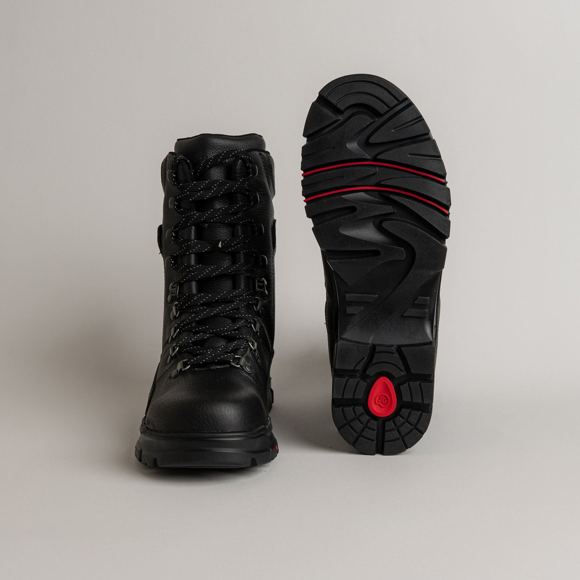 Schwarze Wanderschuhe von Kuenzli Schuhe mit robustem Profil und rotem Akzent.