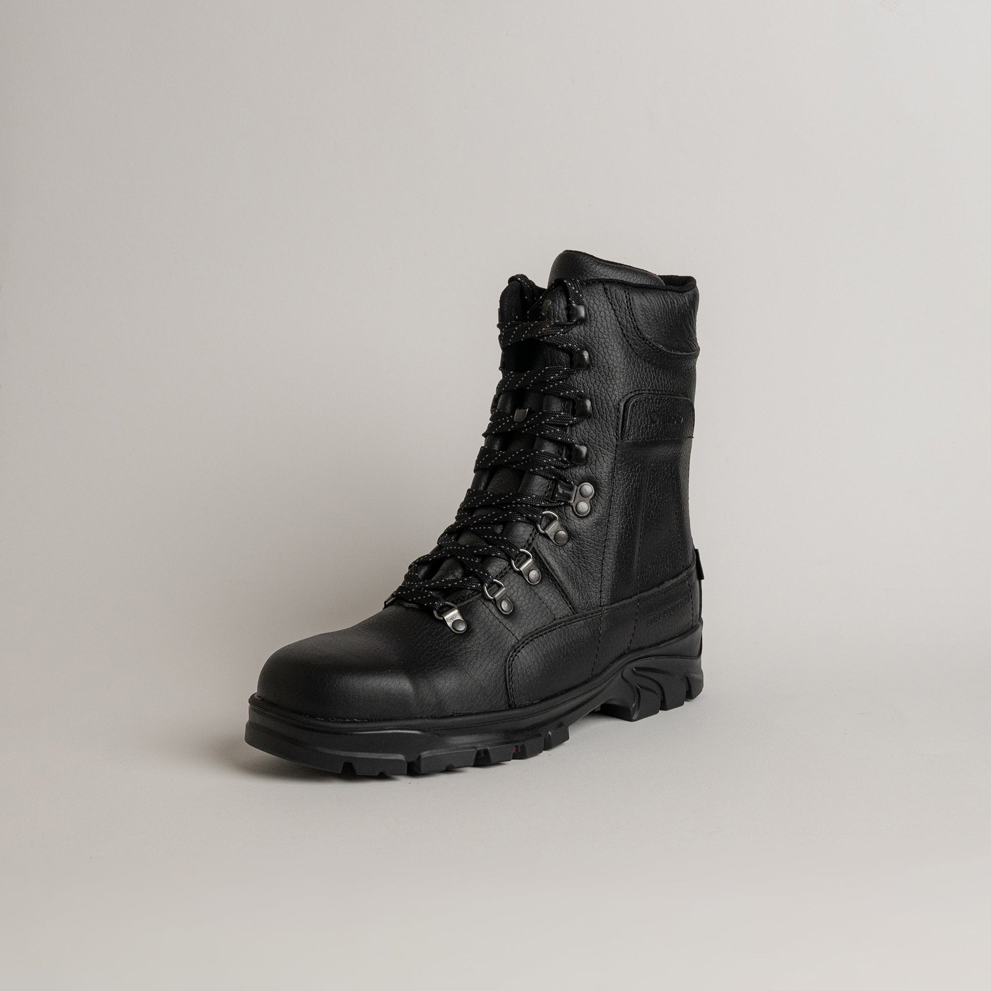 Ein schwarzer, robuster Stiefel von Kuenzli Schuhe auf neutralem Hintergrund.