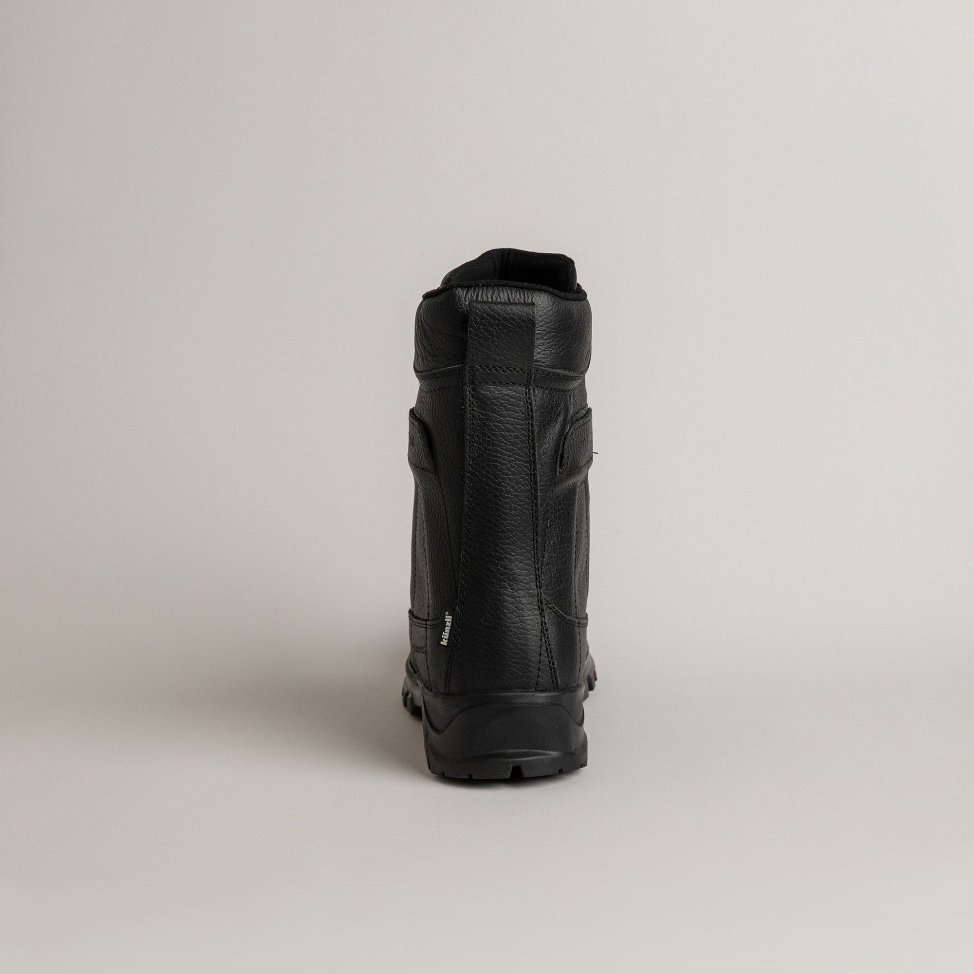 Schwarzer Kuenzli Schuhe Stiefel aus Leder, seitlich fotografiert, auf grauem Hintergrund.