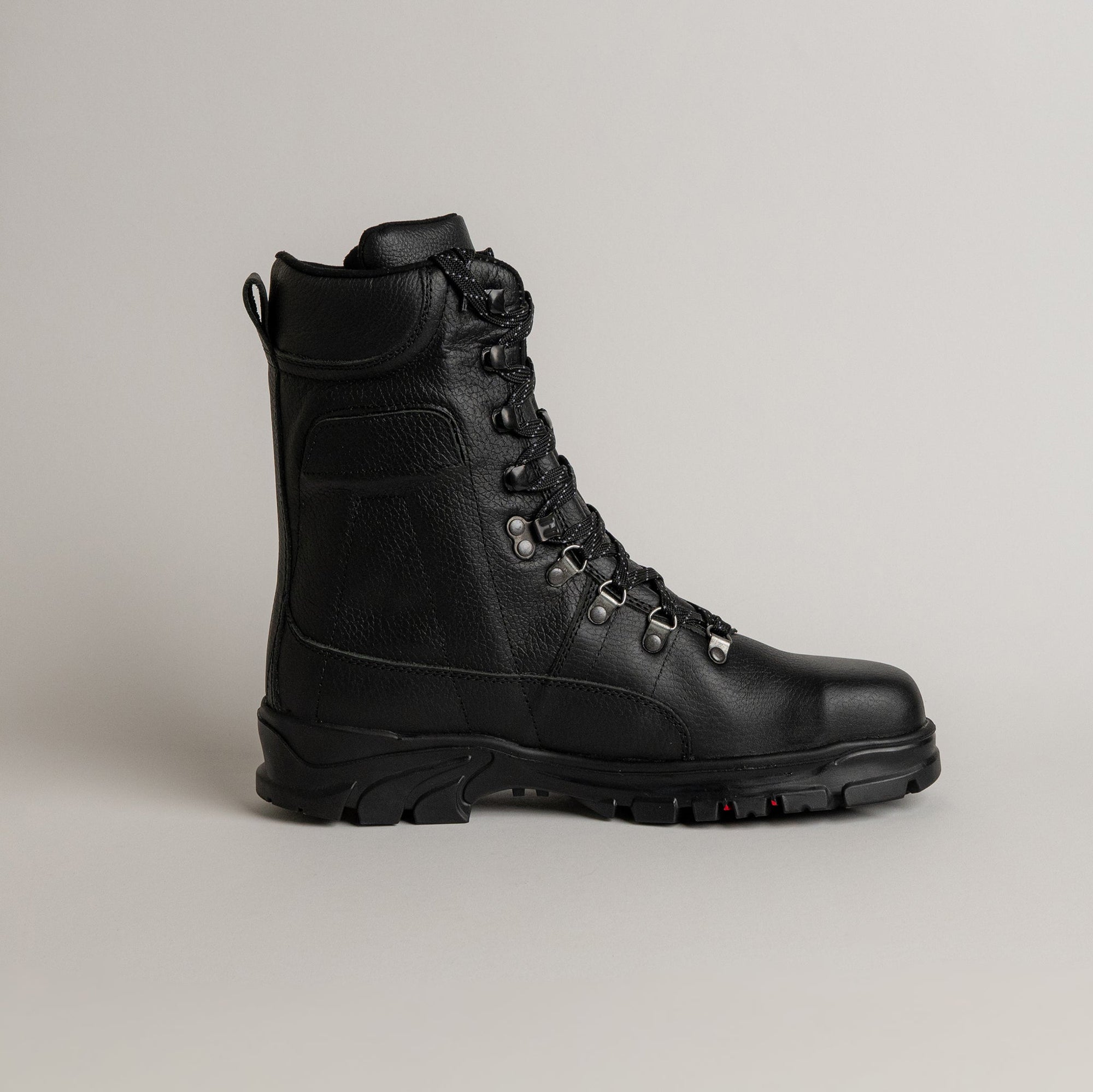 Schwarzer Lederstiefel von Kuenzli Schuhe, ideal für Outdoor-Aktivitäten und robusten Einsatz.