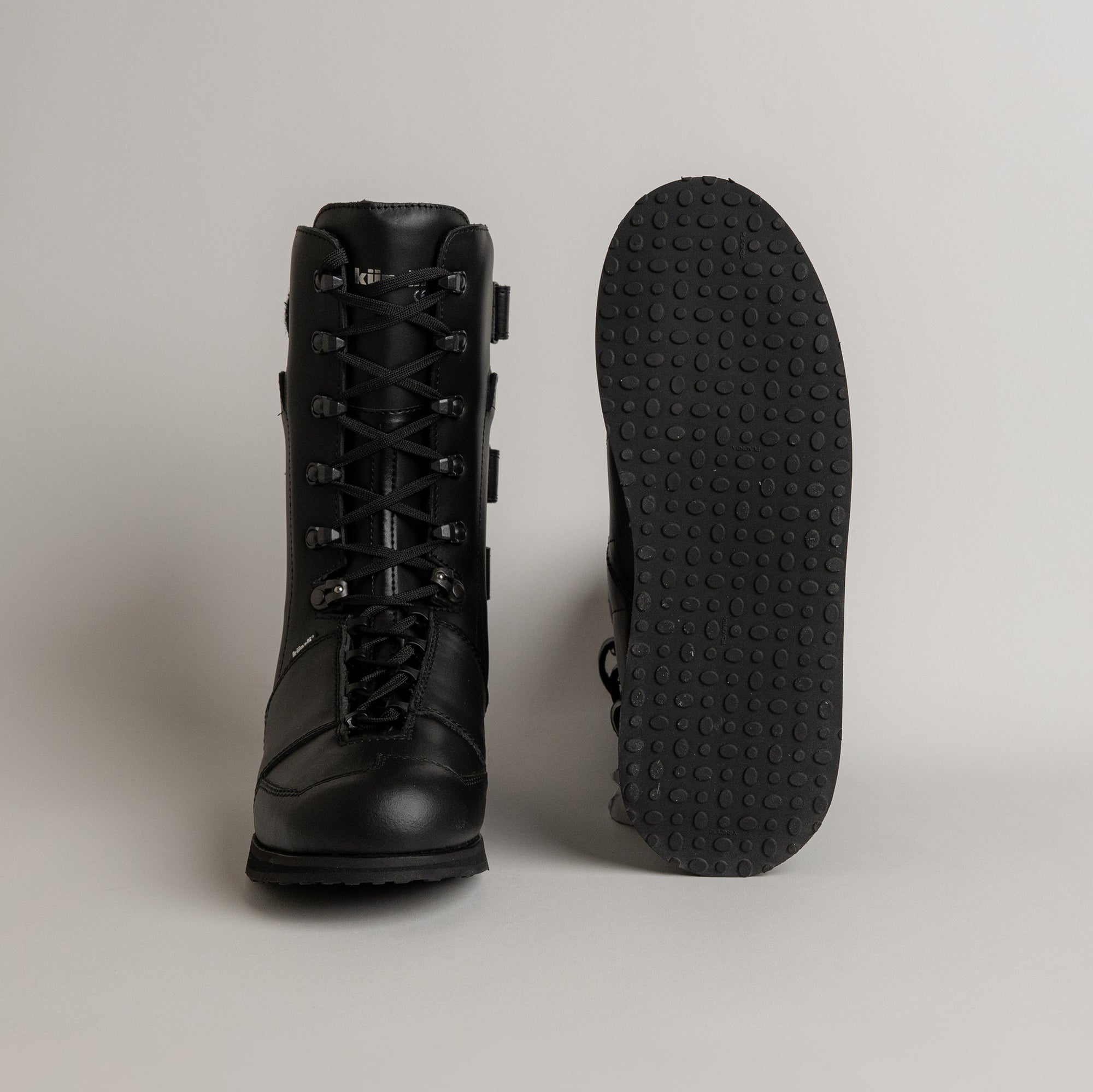 Schwarze Lederstiefel von Kuenzli Schuhe mit robuster Sohle, ideal für Outdoor-Aktivitäten.