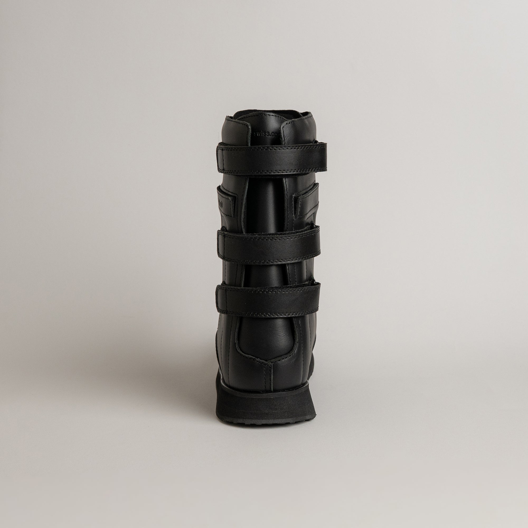 Schwarzer Lederstiefel von Kuenzli Schuhe mit Klettverschlüssen, ideal für Outdoor-Aktivitäten.