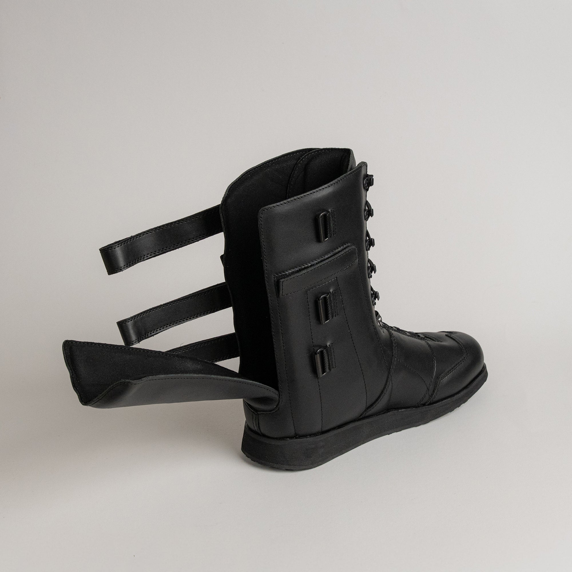 Schwarzer Lederstiefel von Kuenzli Schuhe mit seitlichen Schnallen auf hellem Hintergrund.