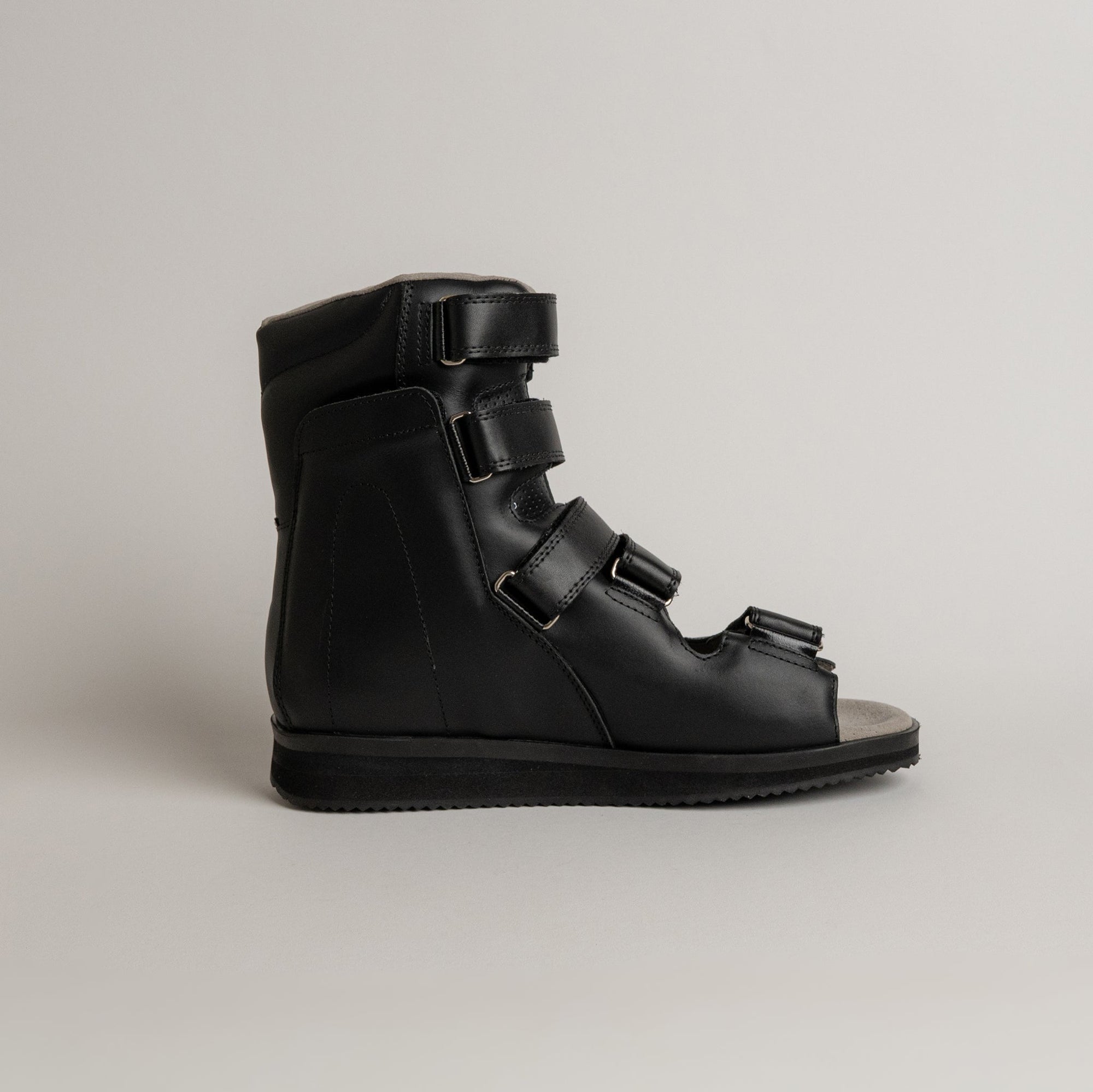 Schwarze orthopädische Sandale von Kuenzli Schuhe mit Klettverschlüssen, ideal für Stabilität.