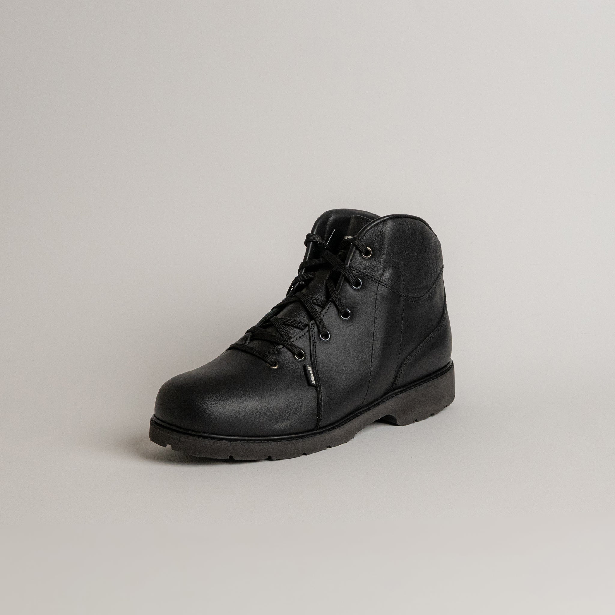 Schwarzer Lederschuh von Kuenzli Schuhe, ideal für urbanes Outdoor-Training.