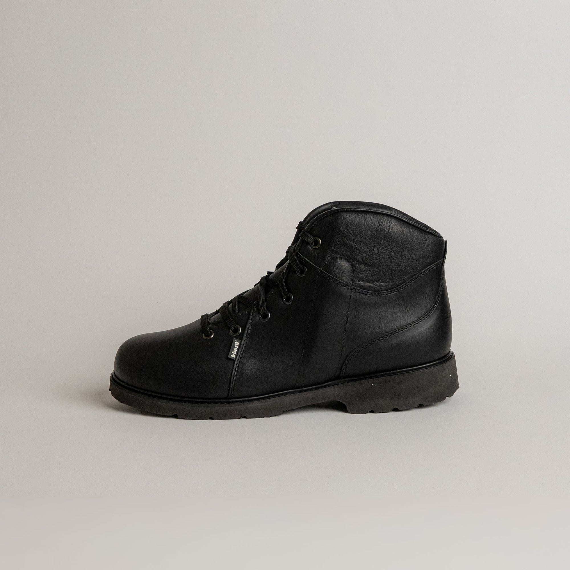 Schwarzer Lederschuh von Kuenzli Schuhe, ideal für urbanes Outdoor-Abenteuer.