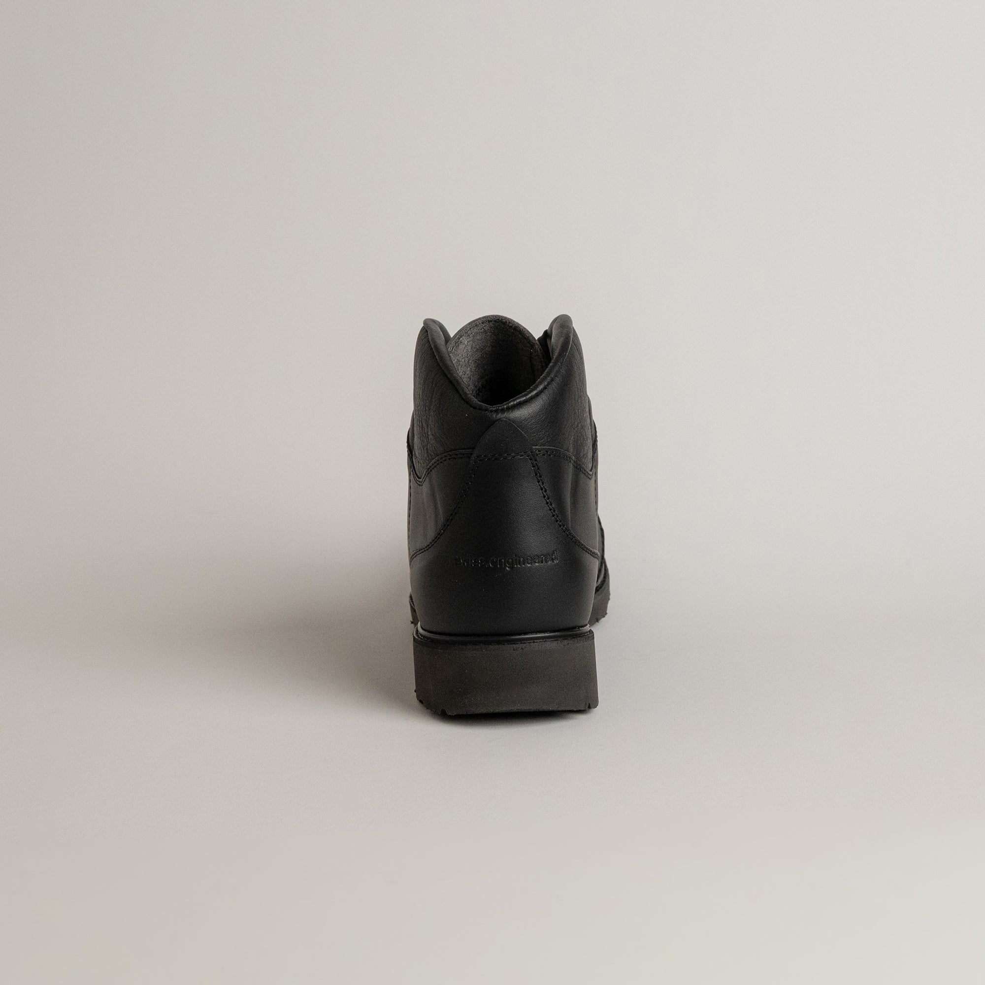 Schwarzer Lederschuh von Kuenzli Schuhe, Rückansicht, auf hellem Hintergrund fotografiert.