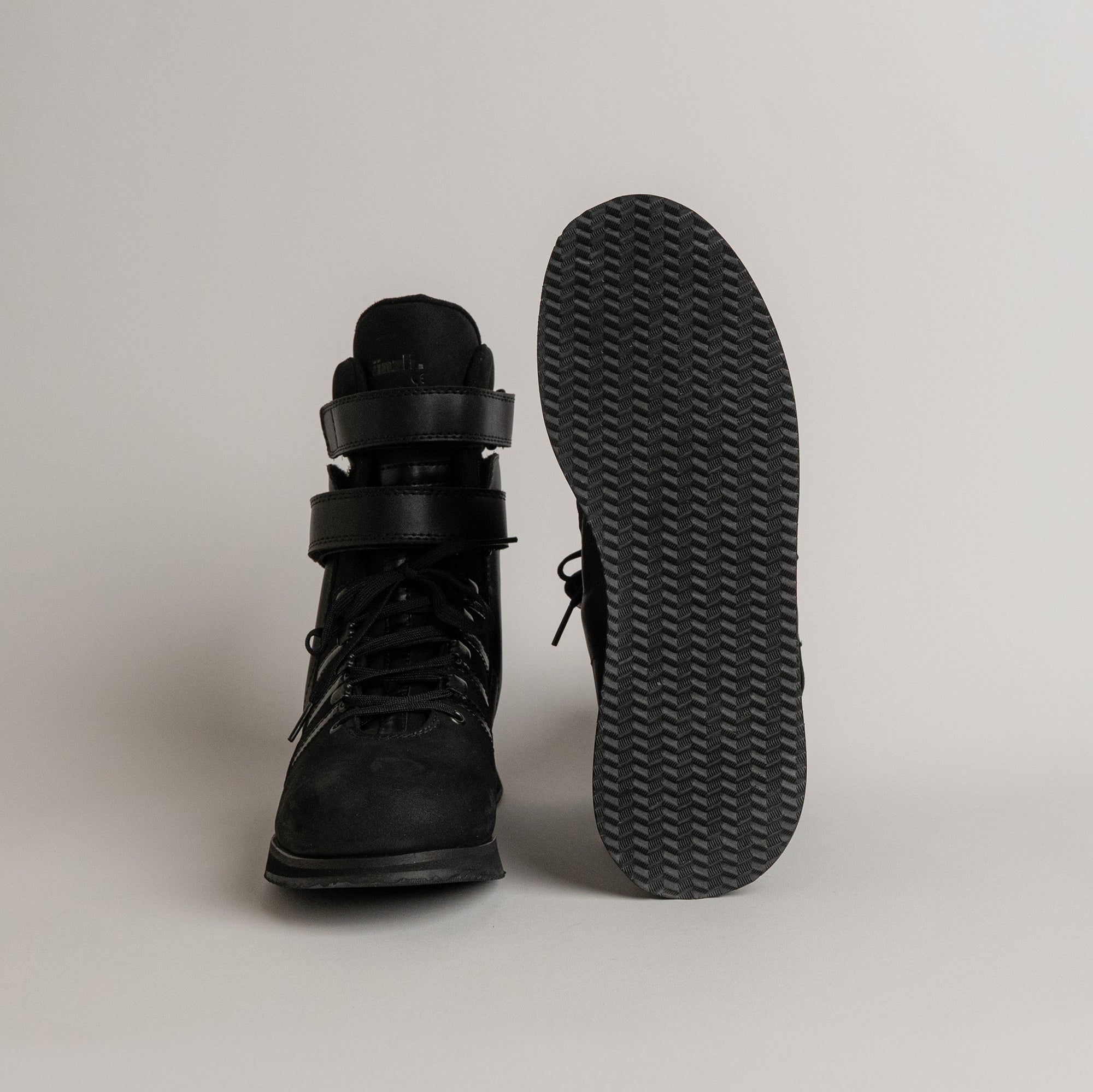 Schwarze Kuenzli Schuhe mit robustem Profil und Schnürung, ideal für Outdoor-Aktivitäten.