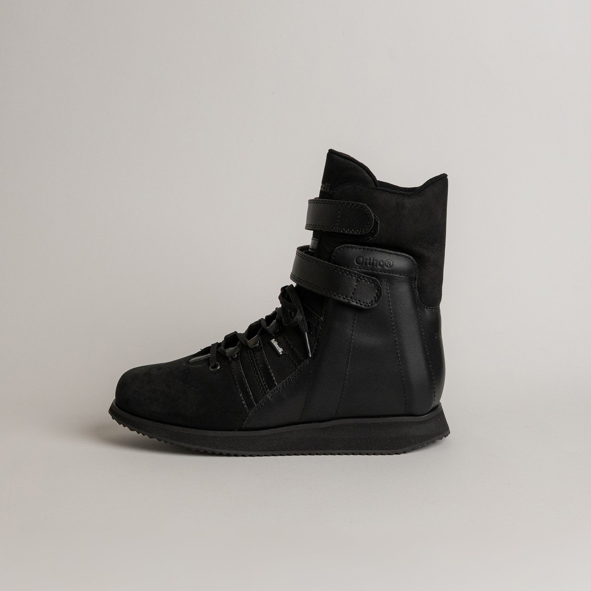 Schwarzer Lederstiefel von Kuenzli Schuhe mit Klettverschluss, ideal für Outdoor-Aktivitäten.