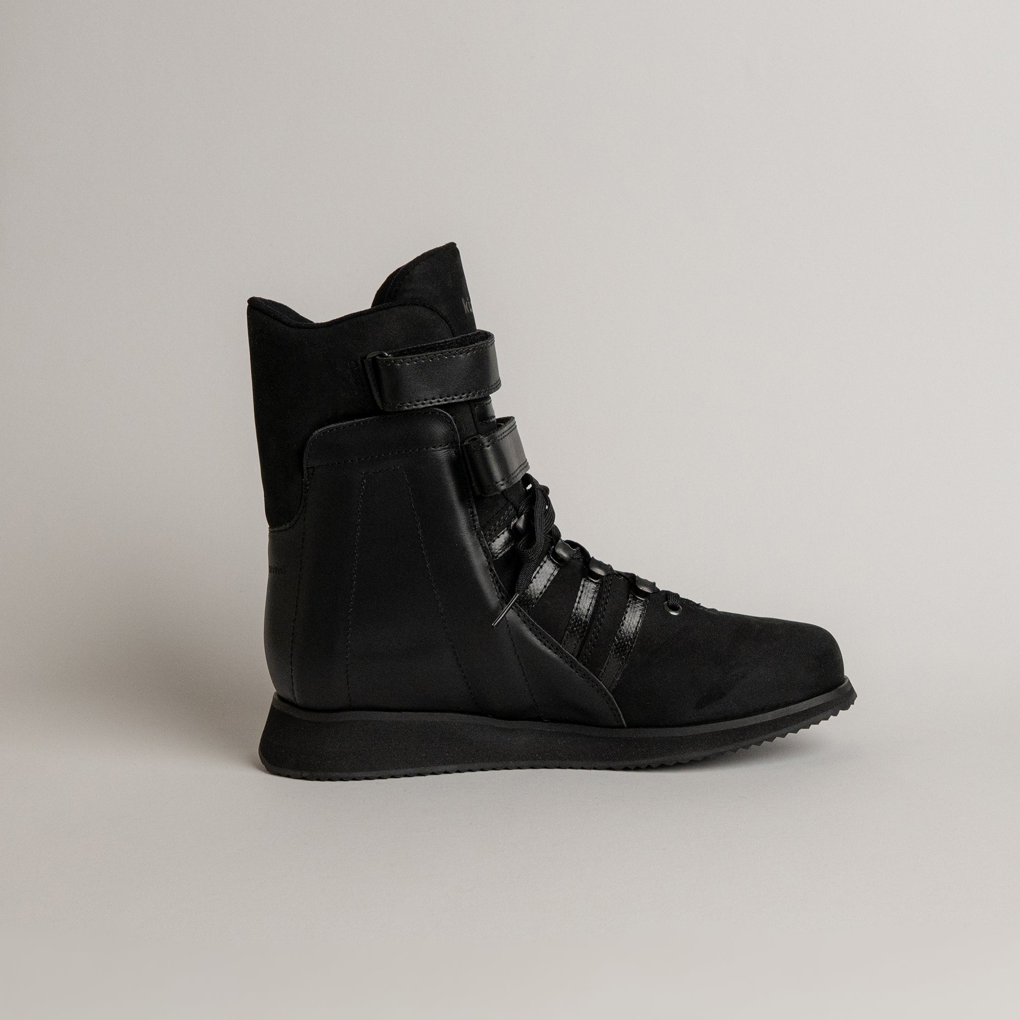 Schwarzer Lederstiefel von Kuenzli Schuhe, seitlich fotografiert auf neutralem Hintergrund.