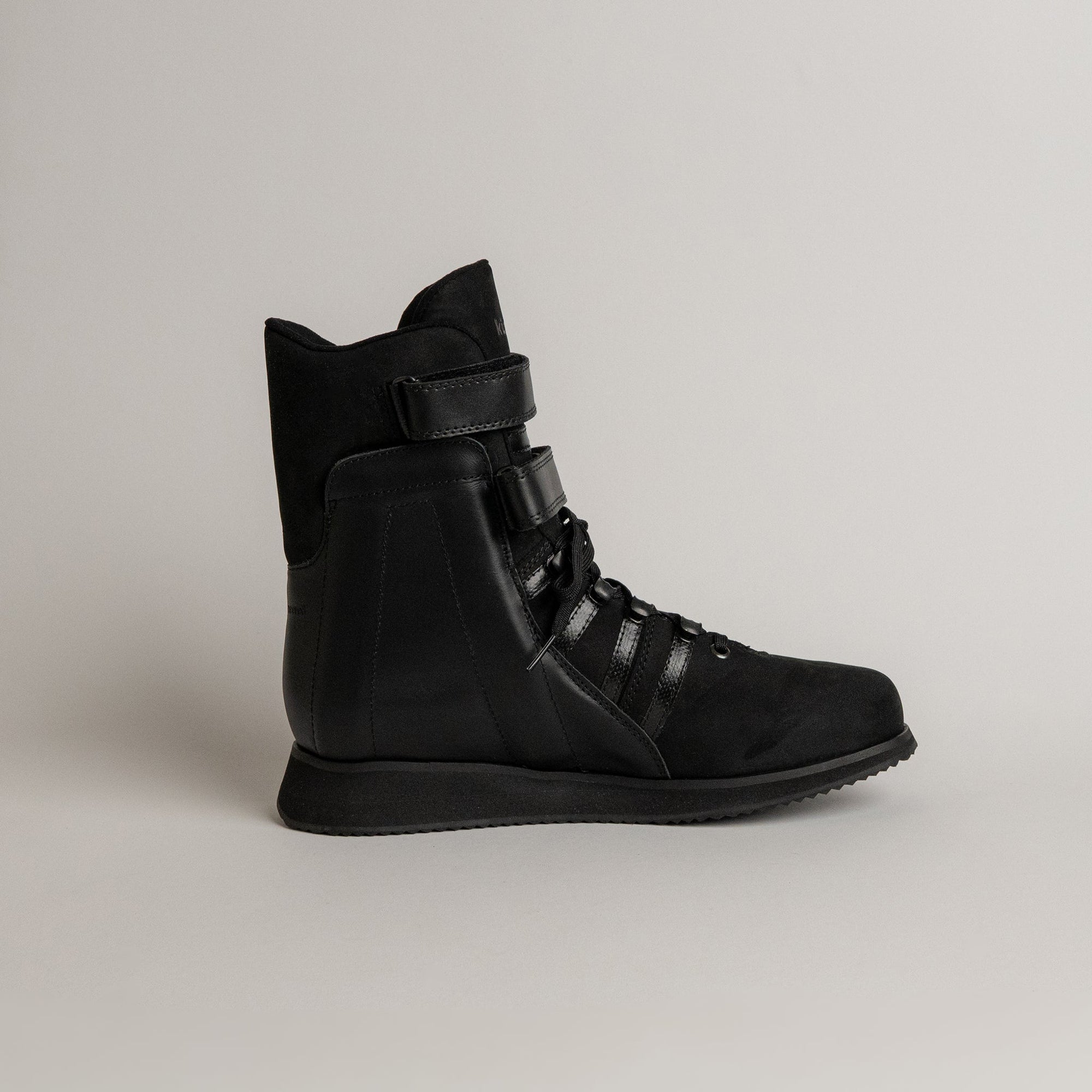 Schwarzer orthopädischer Stiefel von Kuenzli Schuhe, seitlich, mit Klettverschluss.