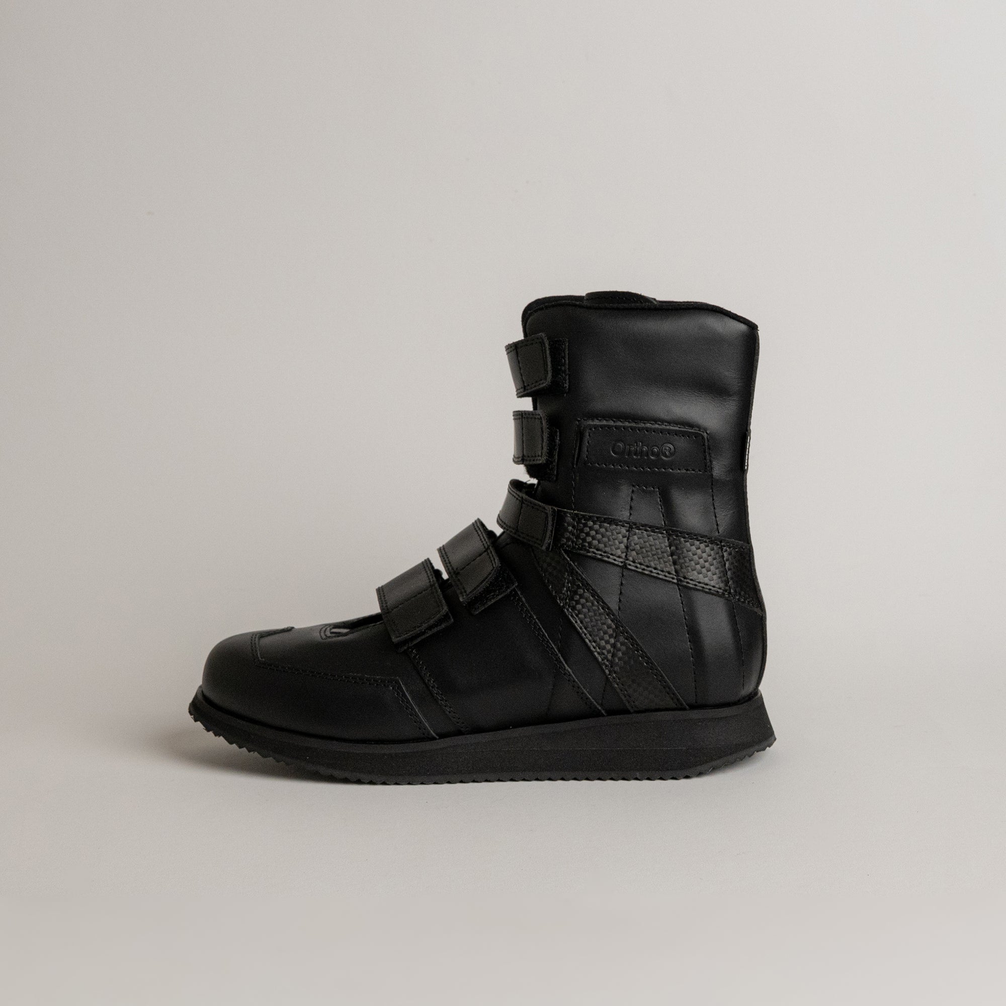 Schwarzer Lederstiefel von Kuenzli Schuhe mit Klettverschlüssen, ideal für Outdoor-Aktivitäten.