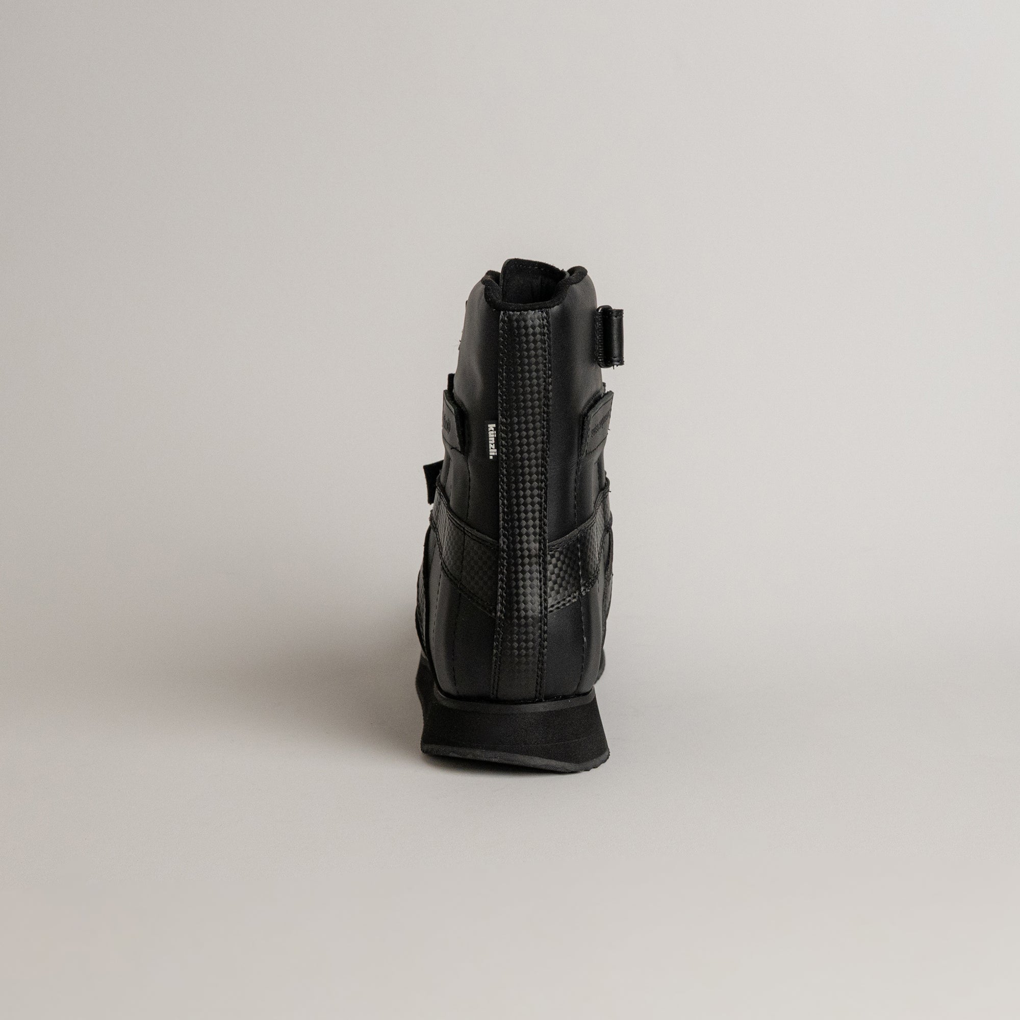 Schwarzer Kuenzli Schuh aus Leder, Rückansicht, auf hellem Hintergrund präsentiert.