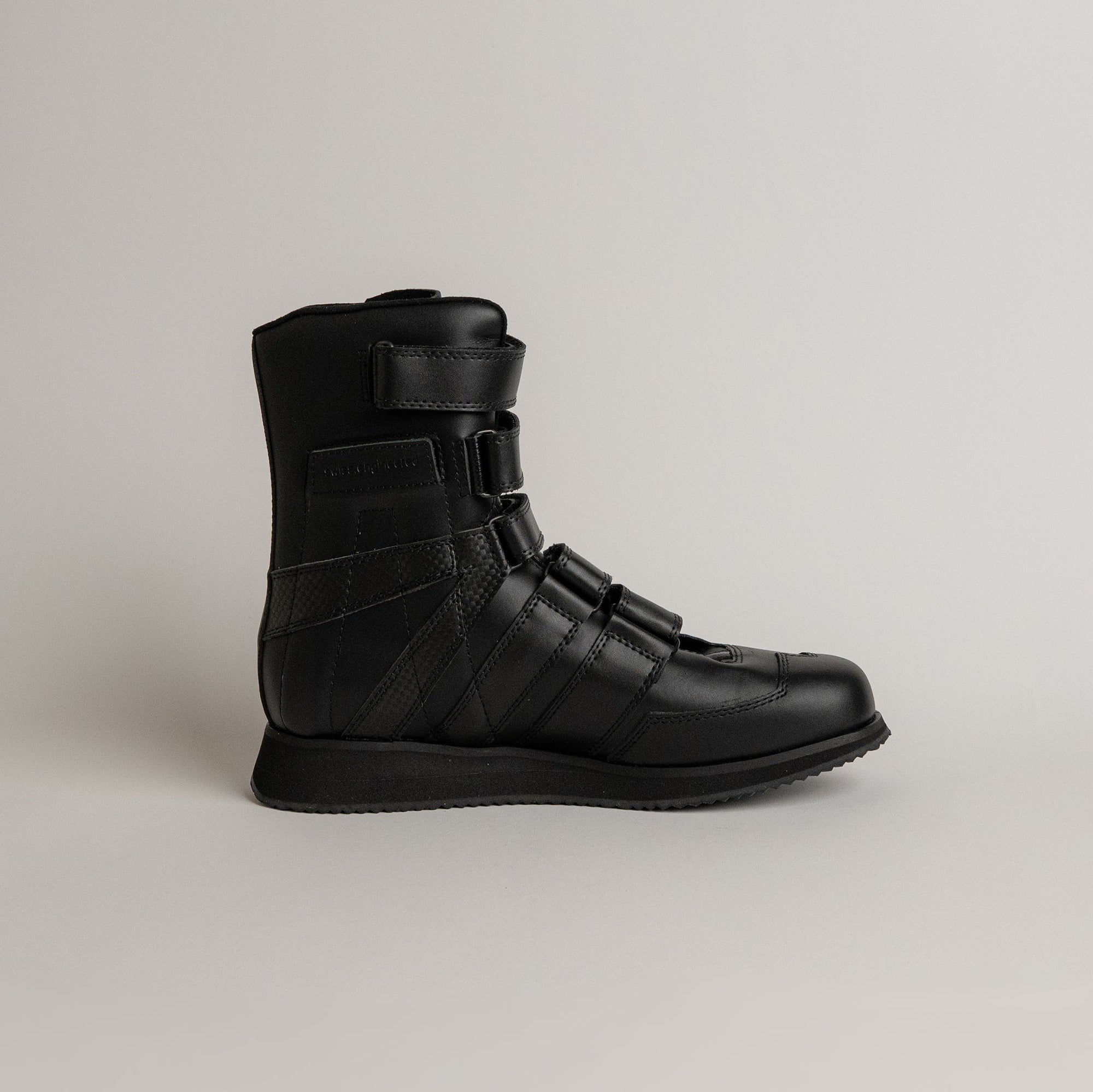 Schwarzer orthopädischer Stiefel von Kuenzli Schuhe mit Klettverschlüssen, ideal für Stabilität.