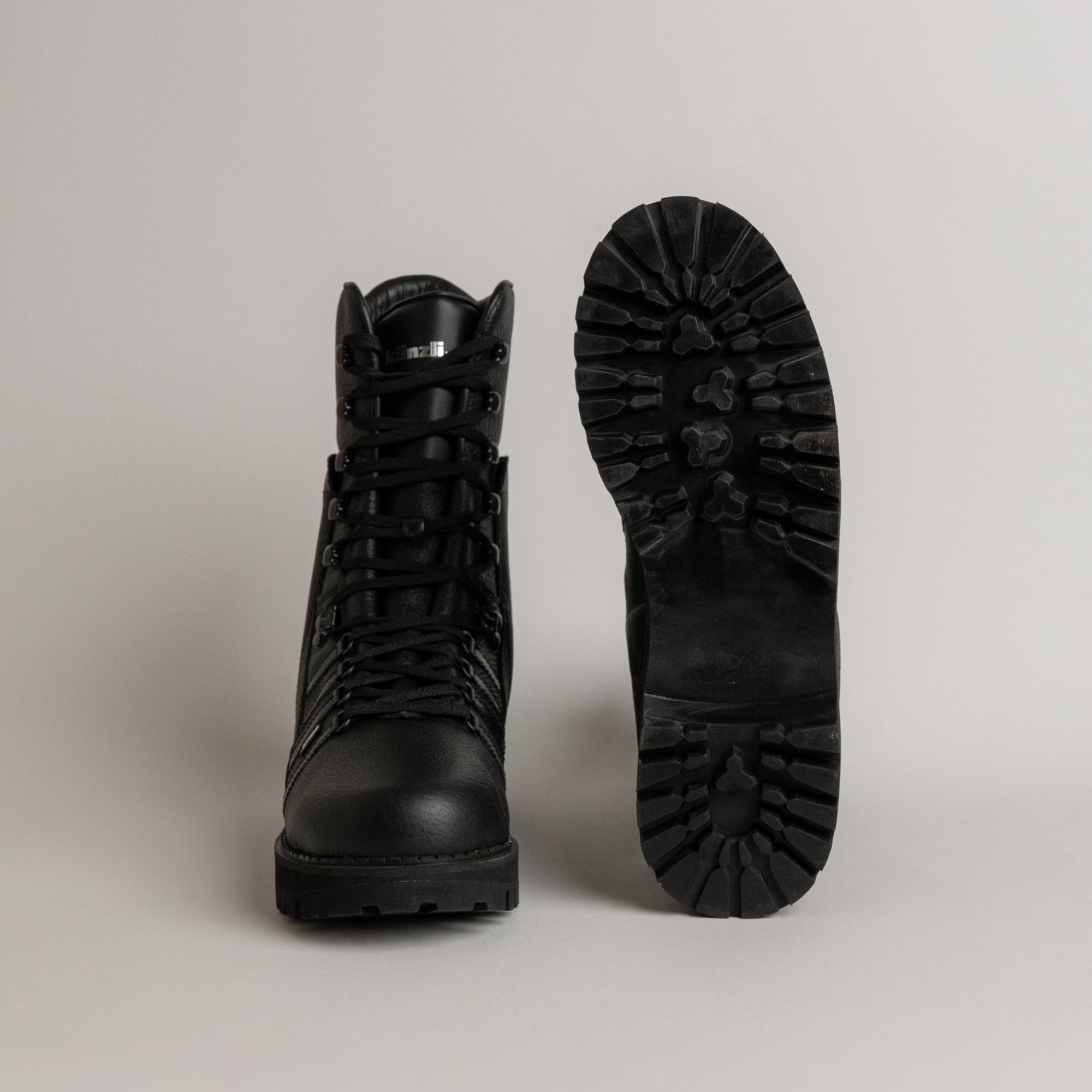 Schwarzer Lederstiefel von Kuenzli Schuhe mit robuster Profilsohle, ideal für Outdoor-Aktivitäten.