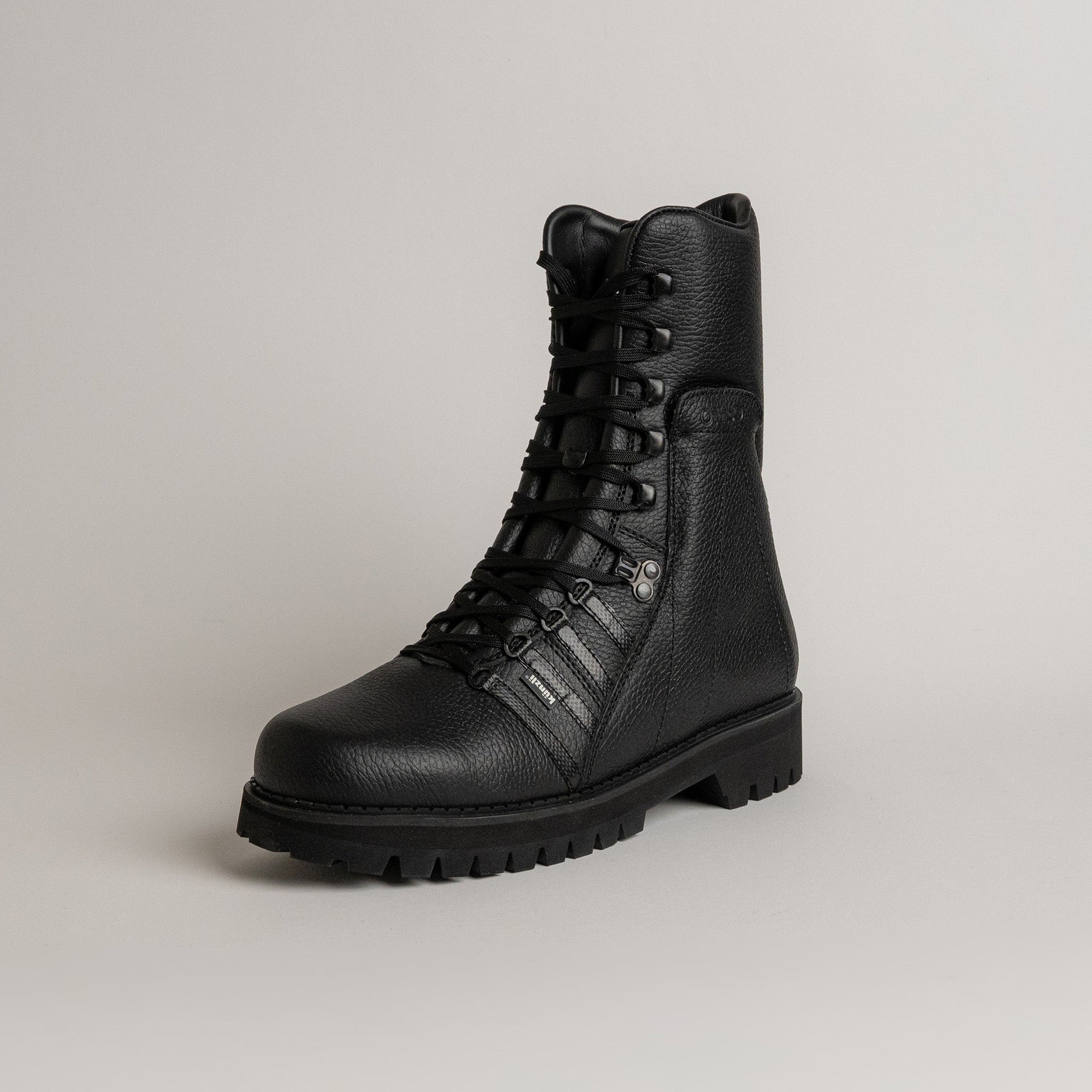 Schwarzer Lederstiefel von Kuenzli Schuhe mit robuster Sohle, ideal für Outdoor-Aktivitäten.