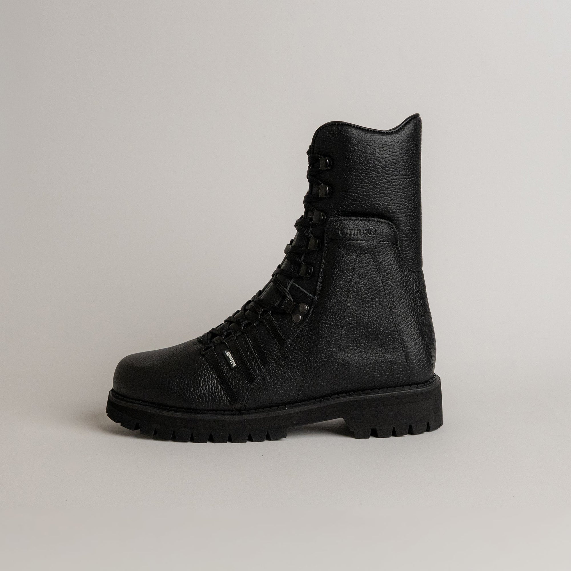 Schwarzer Lederstiefel von Kuenzli Schuhe mit robuster Sohle, ideal für Outdoor-Aktivitäten.