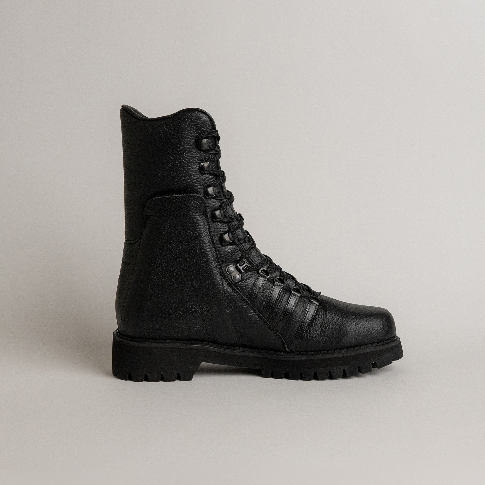 Schwarzer Lederstiefel von Kuenzli Schuhe mit robuster Sohle, ideal für Outdoor-Aktivitäten.