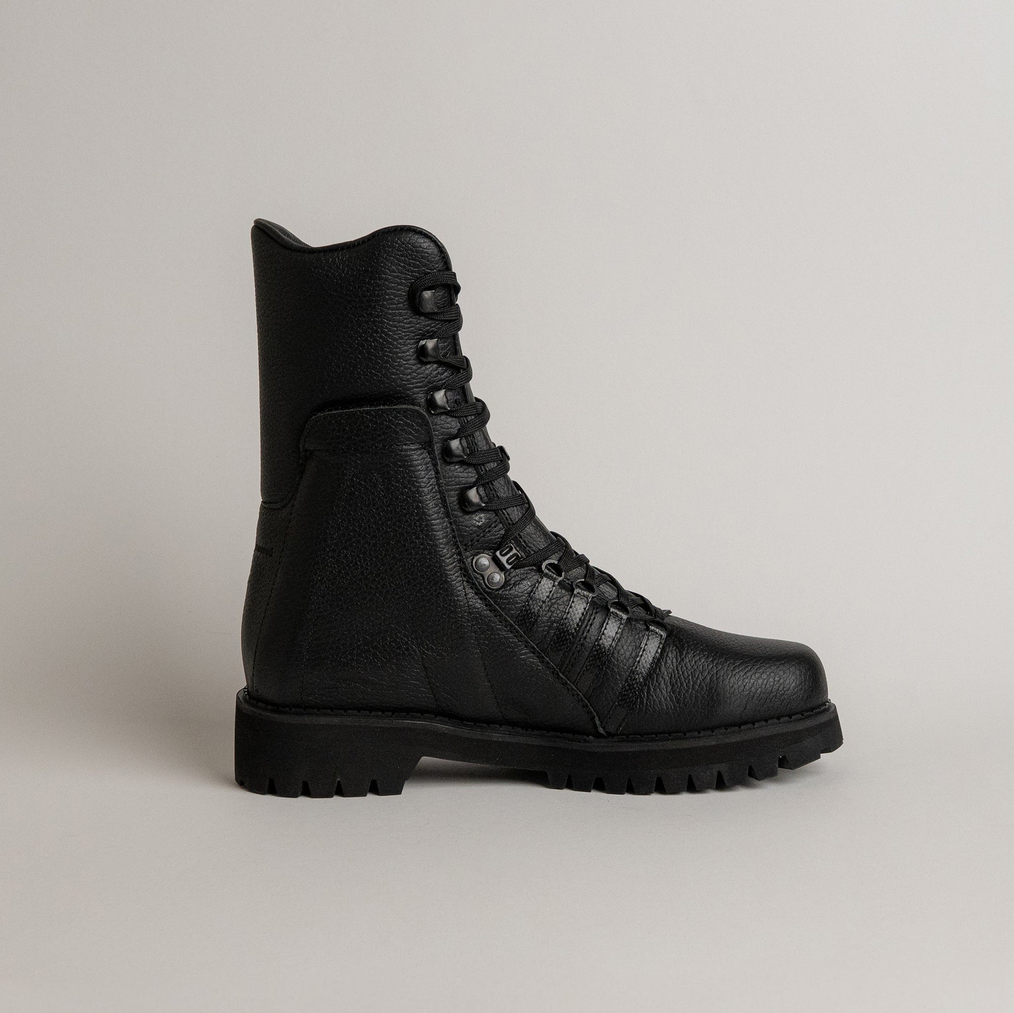 Schwarzer Lederstiefel von Kuenzli Schuhe mit robuster Sohle, ideal für Outdoor-Aktivitäten.