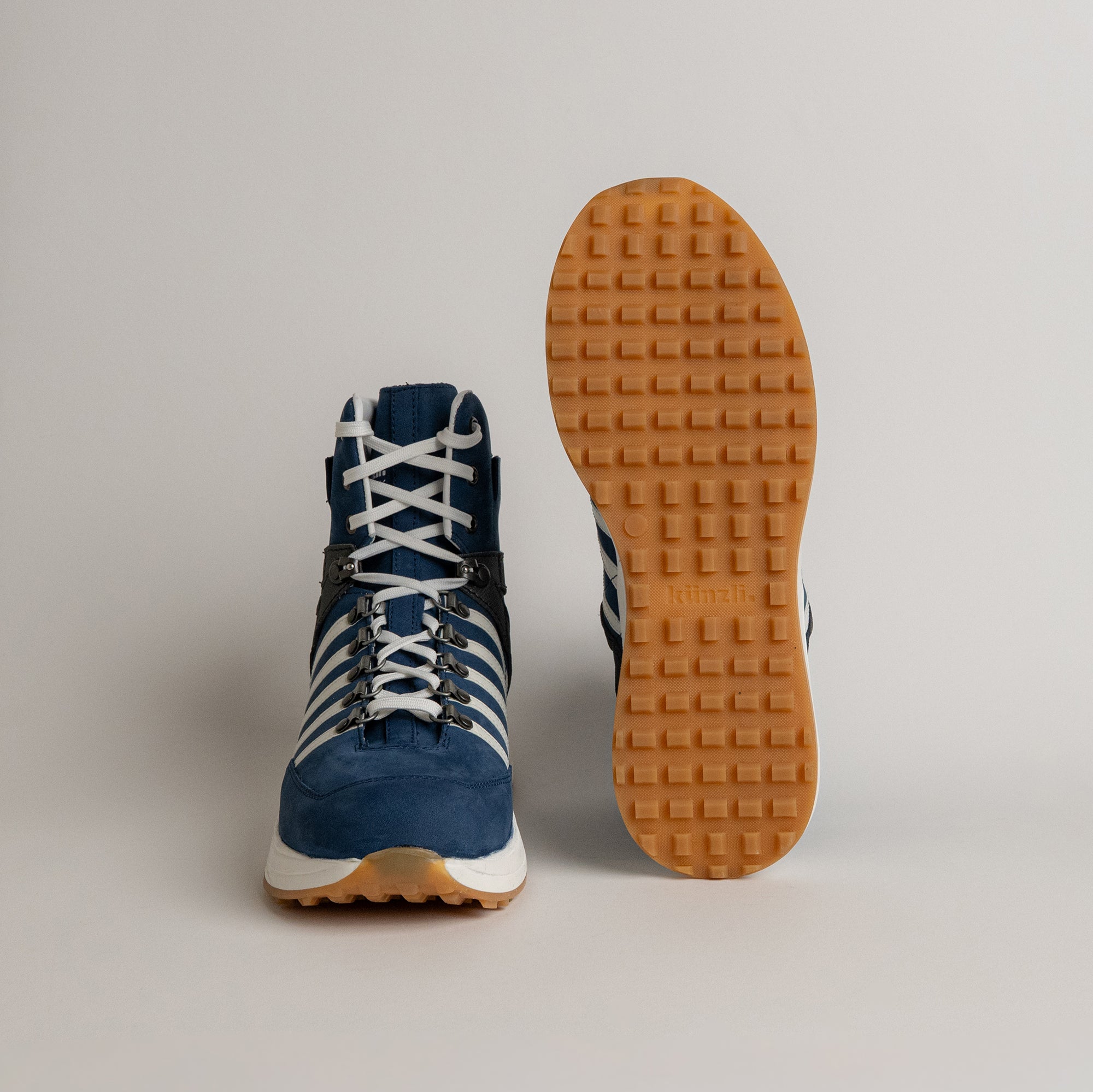 Blauer Kuenzli Schuh mit weißer Sohle und Schnürsenkeln, ideal für Outdoor-Aktivitäten.