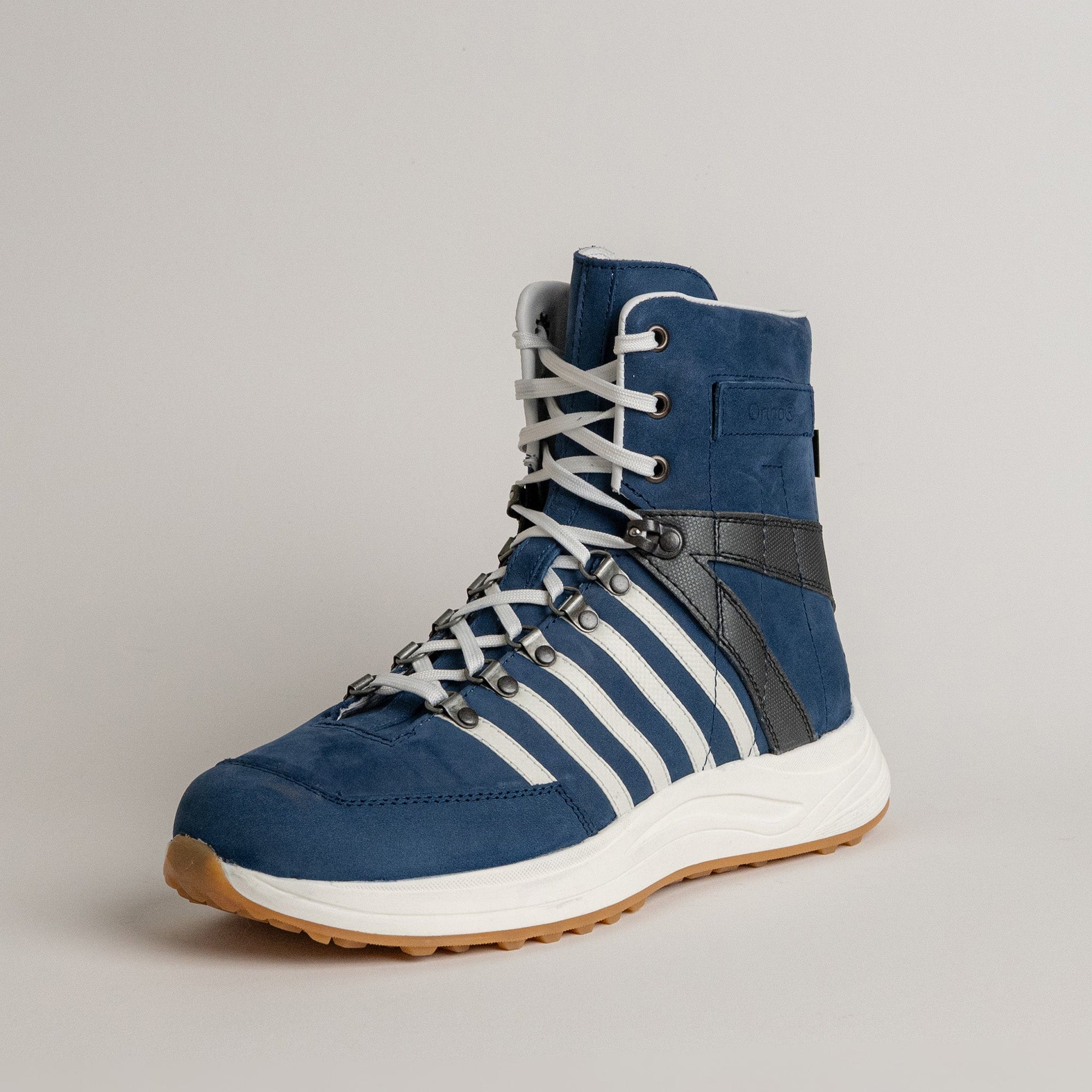 Ein blauer, hoher Sportschuh von Kuenzli Schuhe mit weißen Schnürsenkeln.