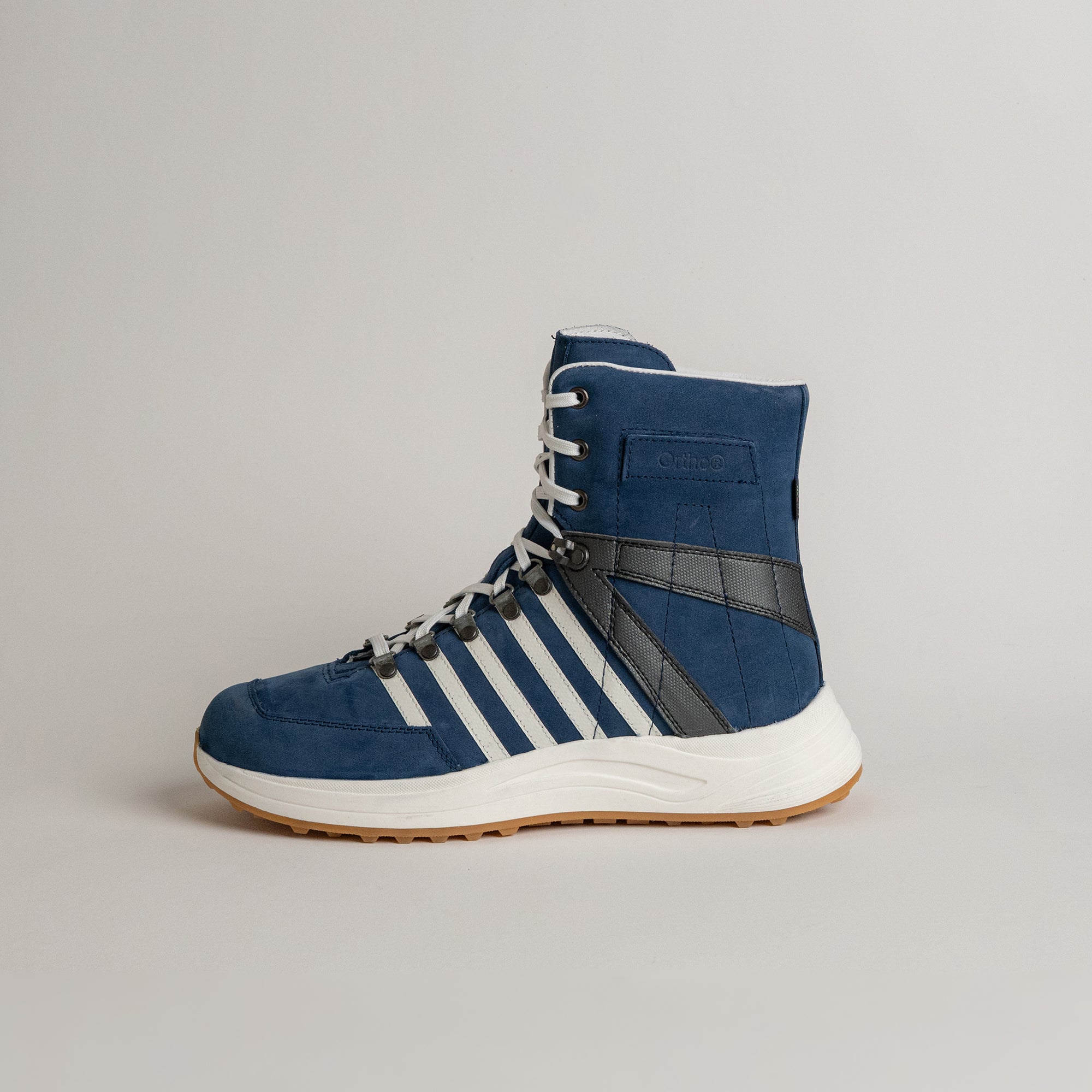 Blauer Kuenzli Schuh mit weißen Streifen, ideal für sportliche Aktivitäten und Outdoor-Abenteuer.