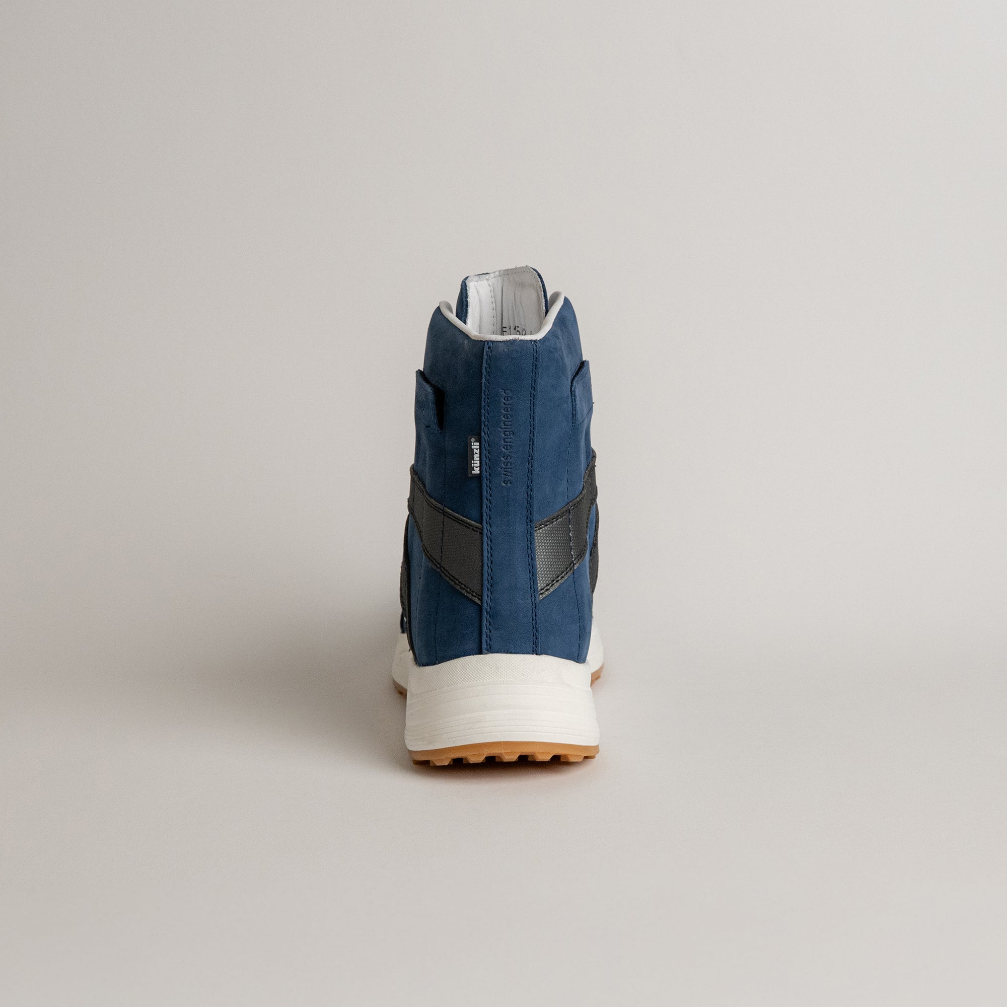 Blauer Kuenzli Schuhe Sneaker von hinten, mit weißer Sohle und schwarzem Detail.