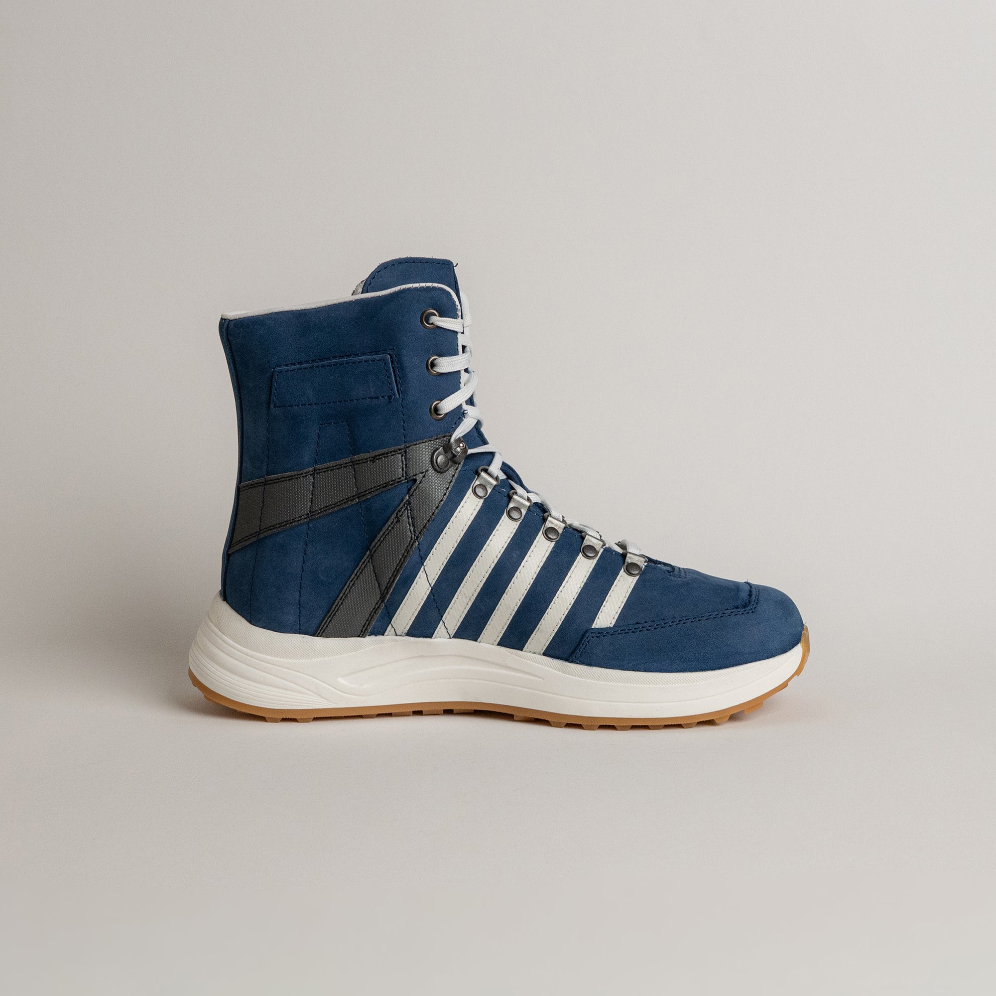 Blauer Kuenzli Schuh mit weißen Streifen und Gummisohle, ideal für Outdoor-Aktivitäten.