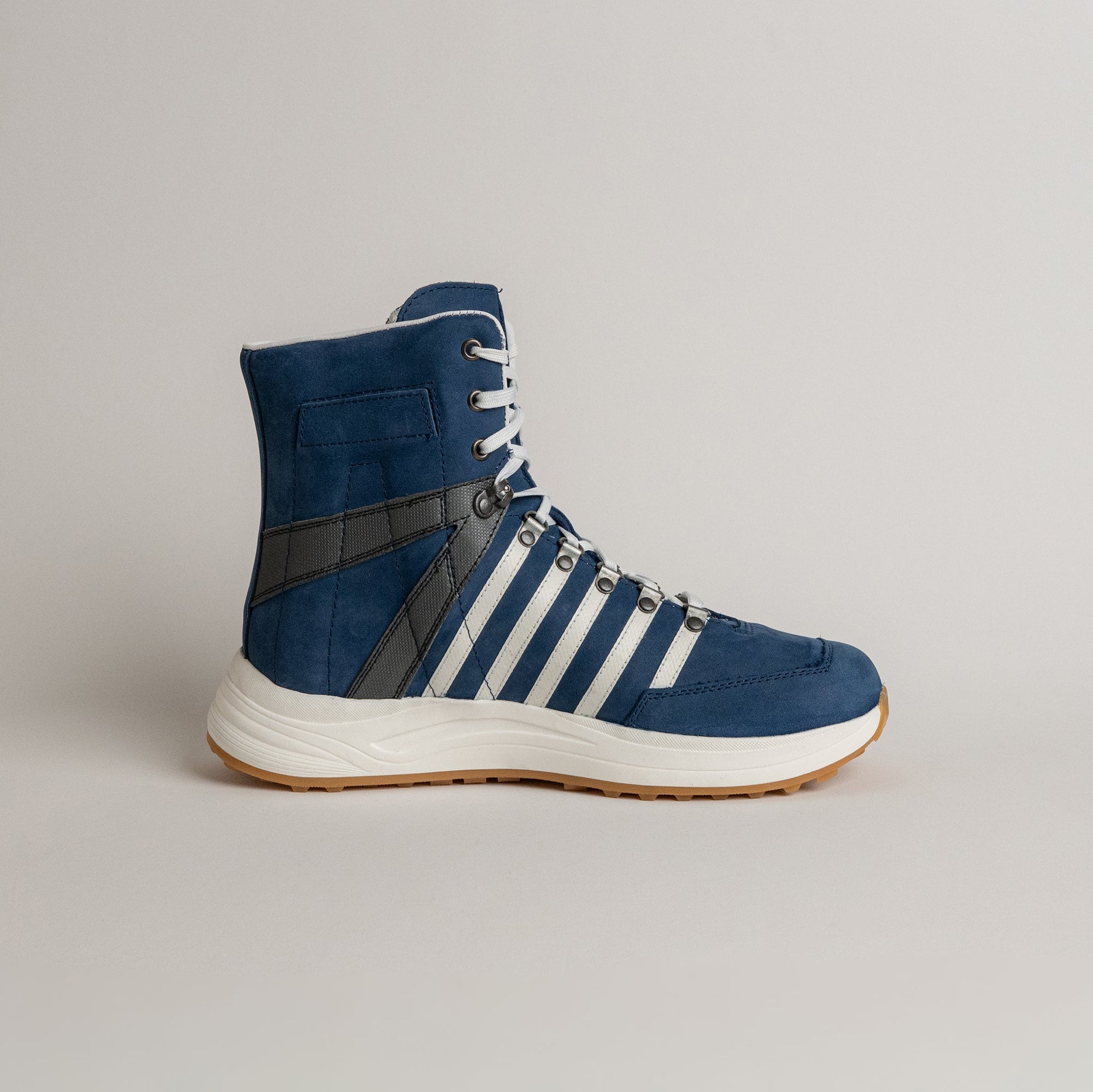 Blauer Kuenzli Schuhe Stiefel mit weißen Streifen und robuster Sohle, ideal für Outdoor.
