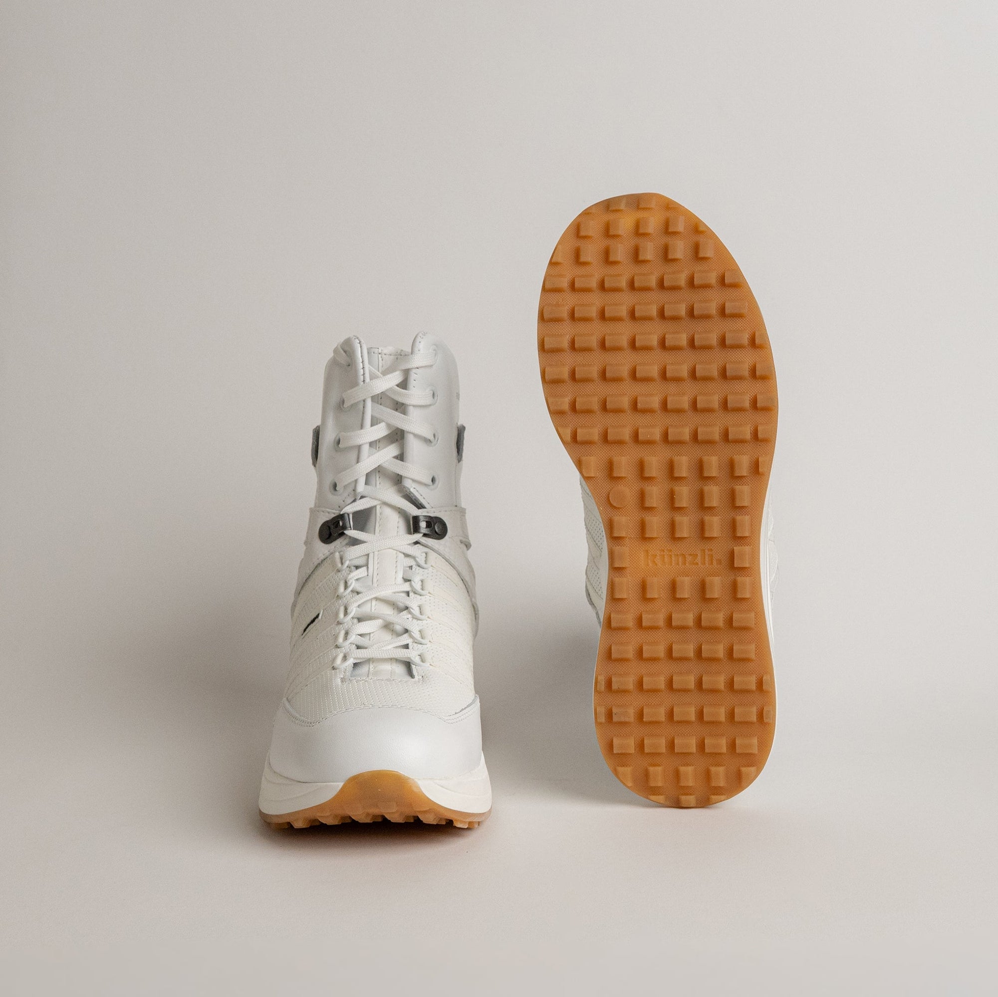 Ein weißer Kuenzli Schuh mit rutschfester Sohle, ideal für Outdoor-Aktivitäten.