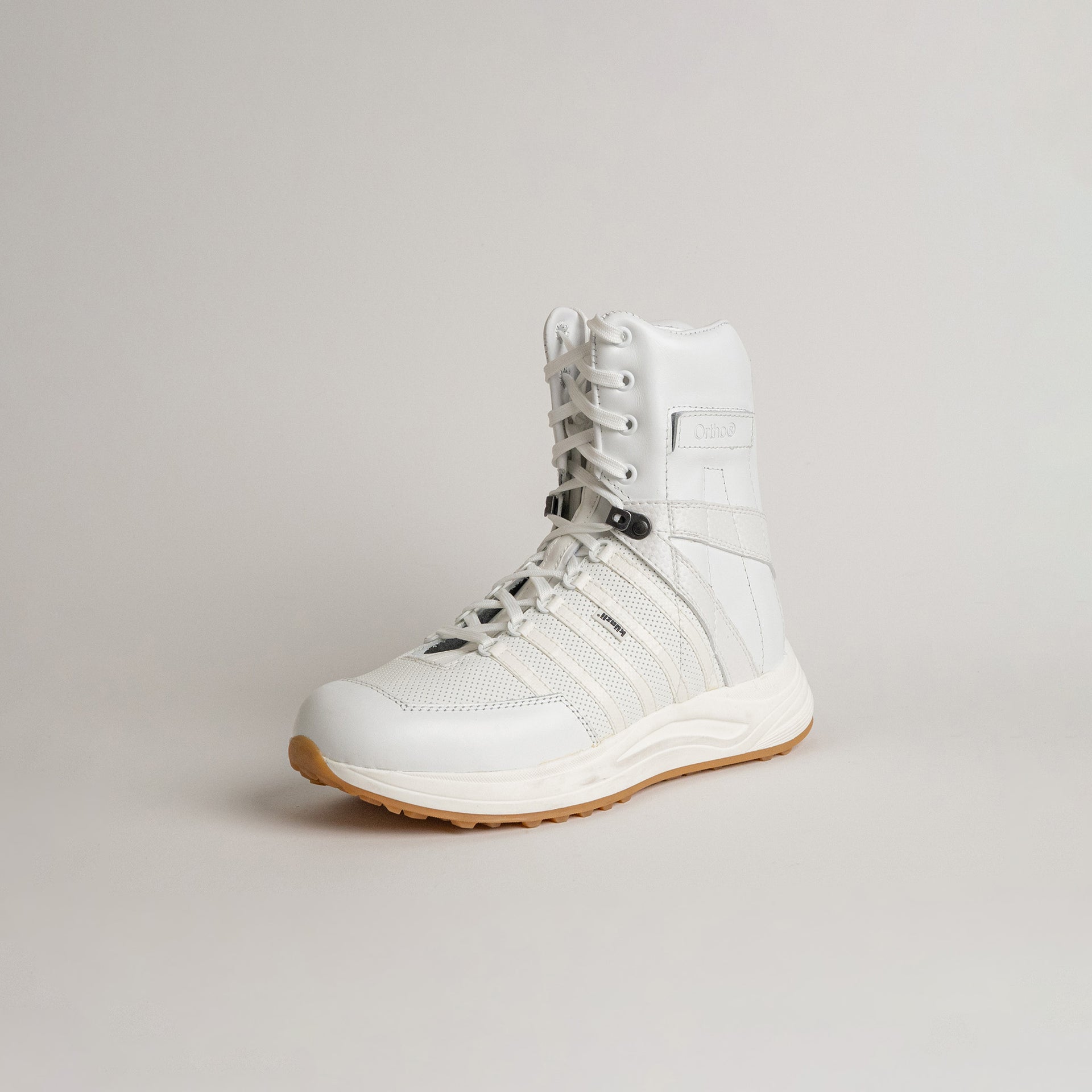 Weißer Lederstiefel von Kuenzli Schuhe mit Schnürung und robuster Sohle.